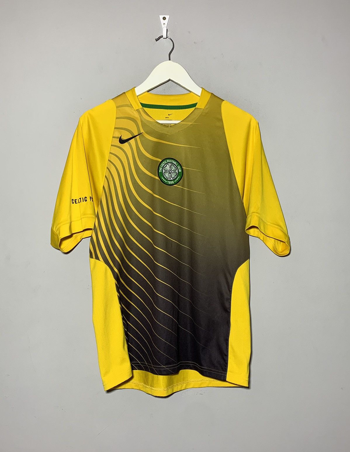 Celtic Nike Y2k Streetwear Centre Logo Football Shirt