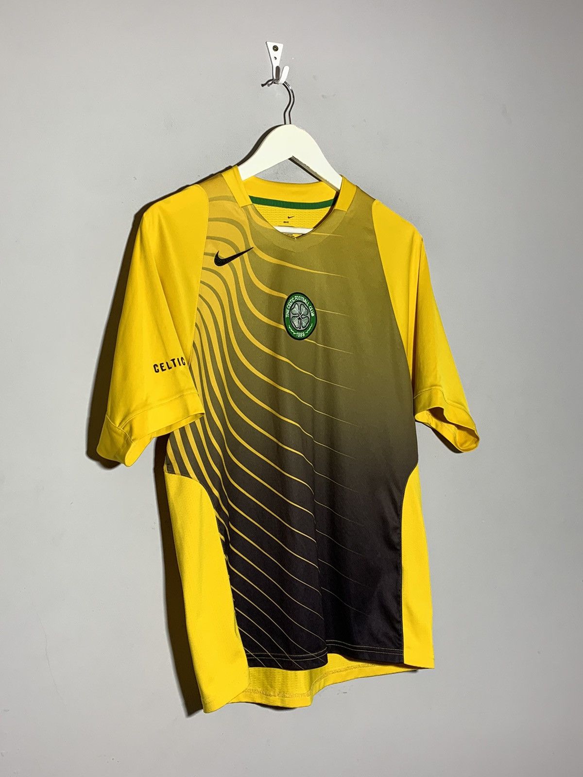 Nike Celtic Nike Y2k Streetwear Centre Logo Football Shirt Size US S / EU 44-46 / 1 - 2 Thumbnail
