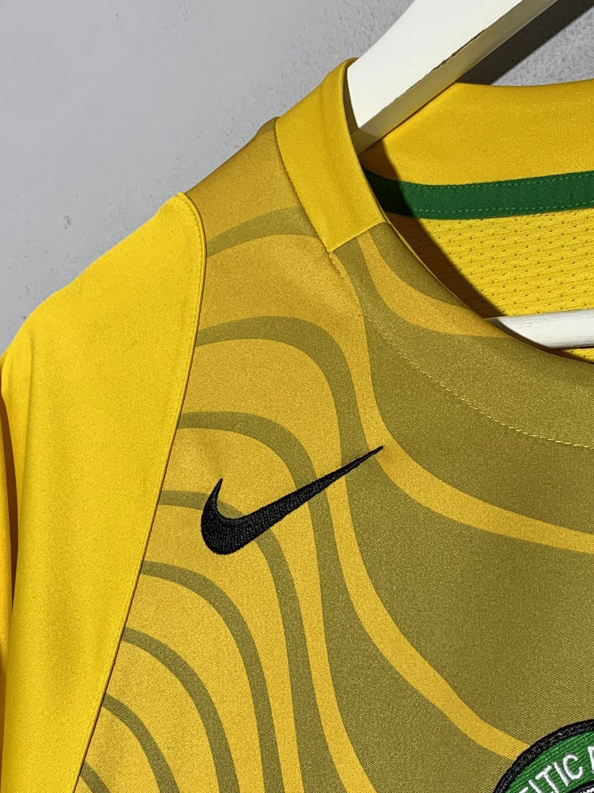 Nike Celtic Nike Y2k Streetwear Centre Logo Football Shirt Size US S / EU 44-46 / 1 - 5 Thumbnail