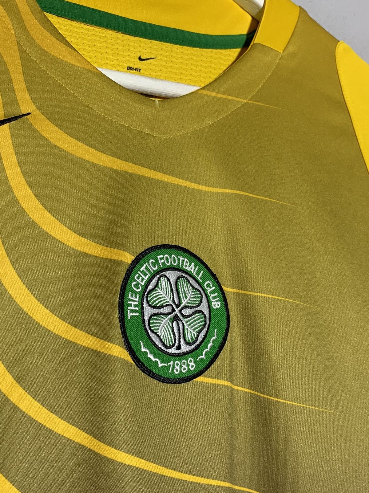 Nike Celtic Nike Y2k Streetwear Centre Logo Football Shirt Size US S / EU 44-46 / 1 - 3 Thumbnail