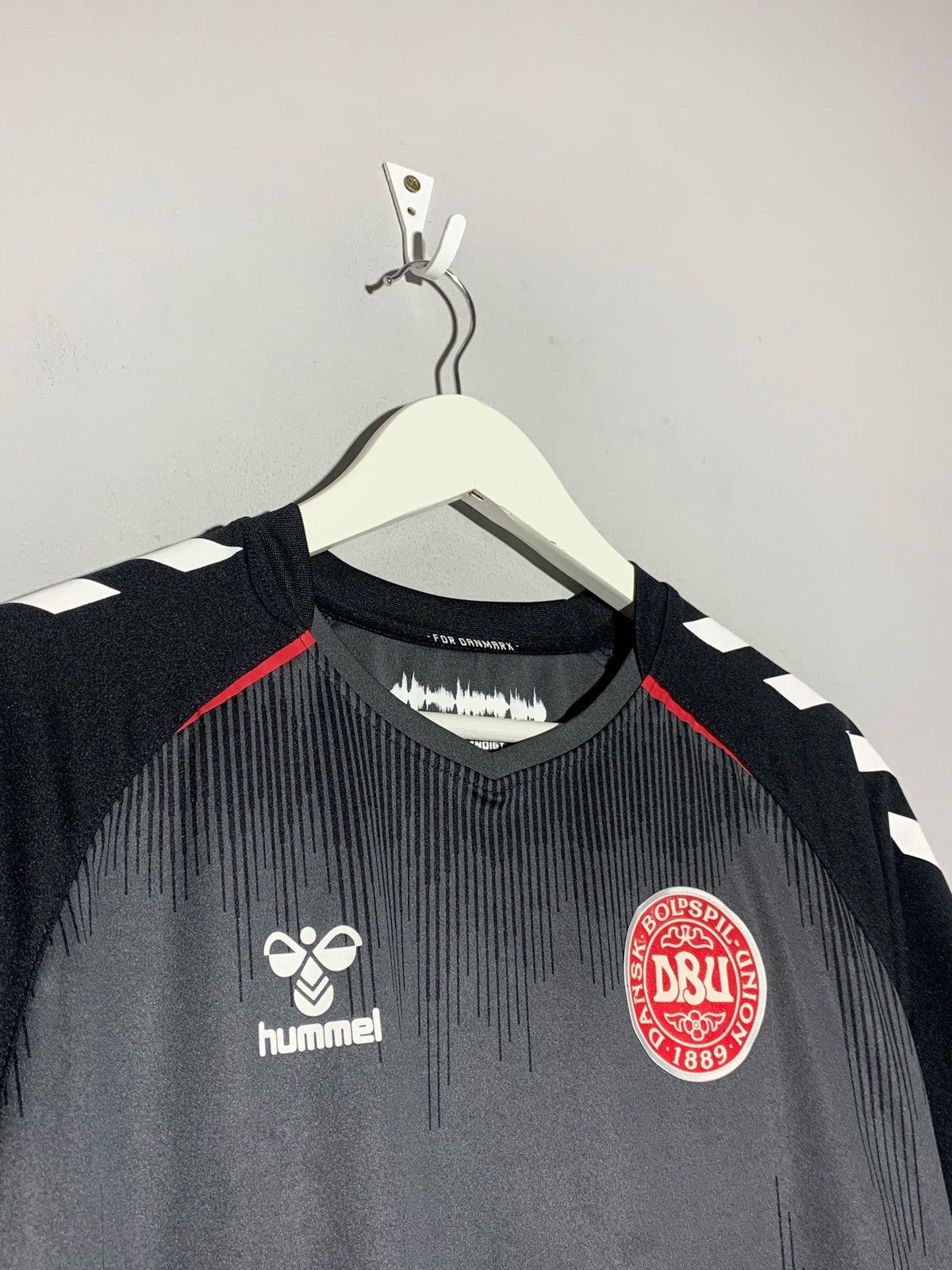 Hummel Denmark National Football Team 2020 football shirt Size US L / EU 52-54 / 3 - 3 Thumbnail