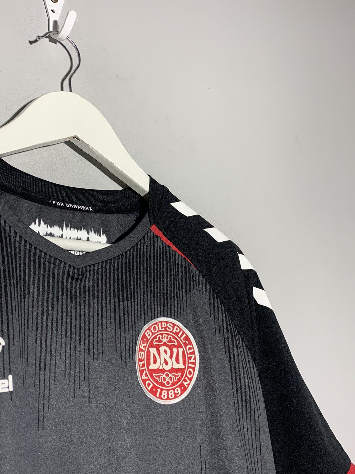 Hummel Denmark National Football Team 2020 football shirt Size US L / EU 52-54 / 3 - 4 Thumbnail