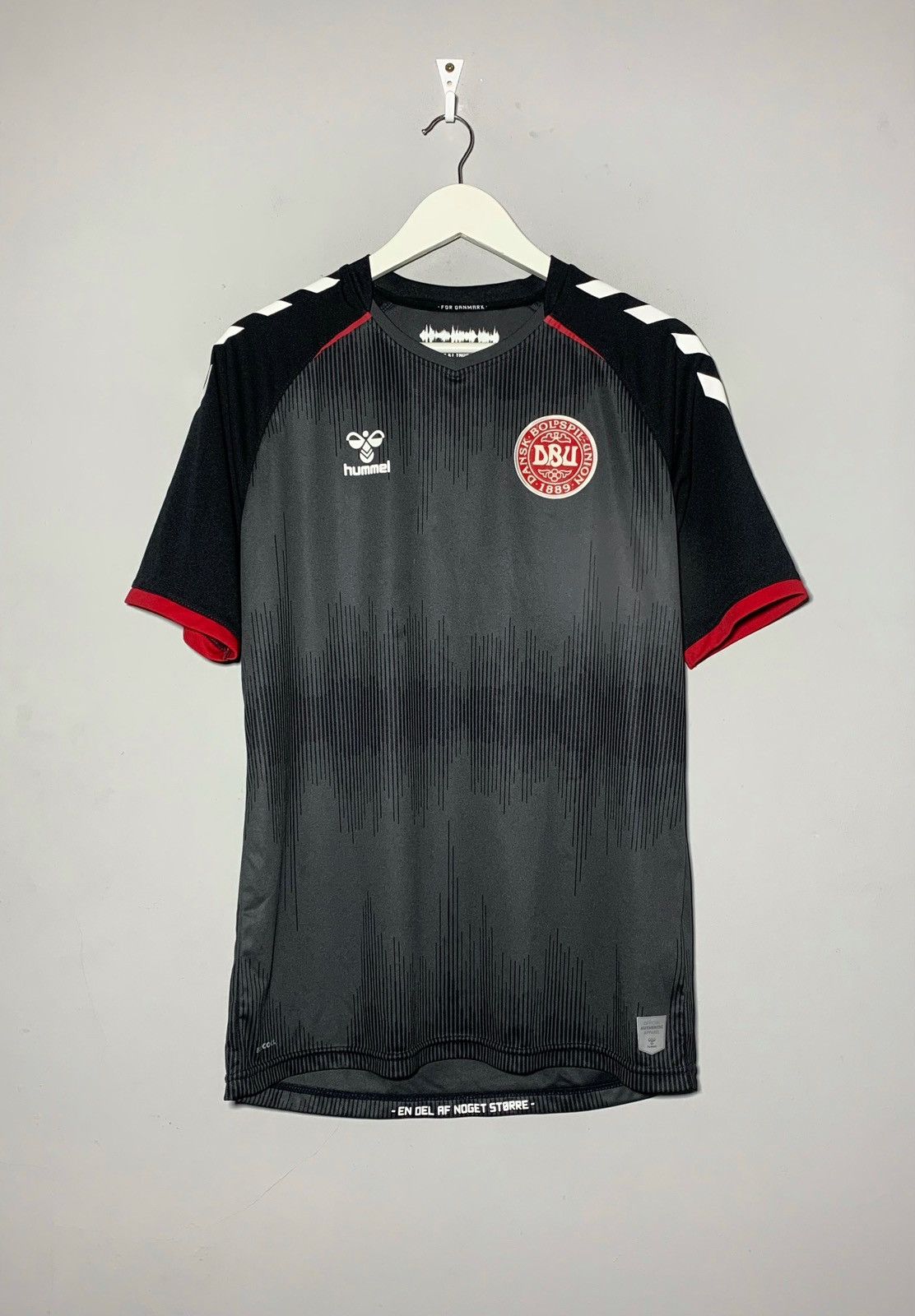 Hummel Denmark National Football Team 2020 football shirt Size US L / EU 52-54 / 3 - 1 Thumbnail