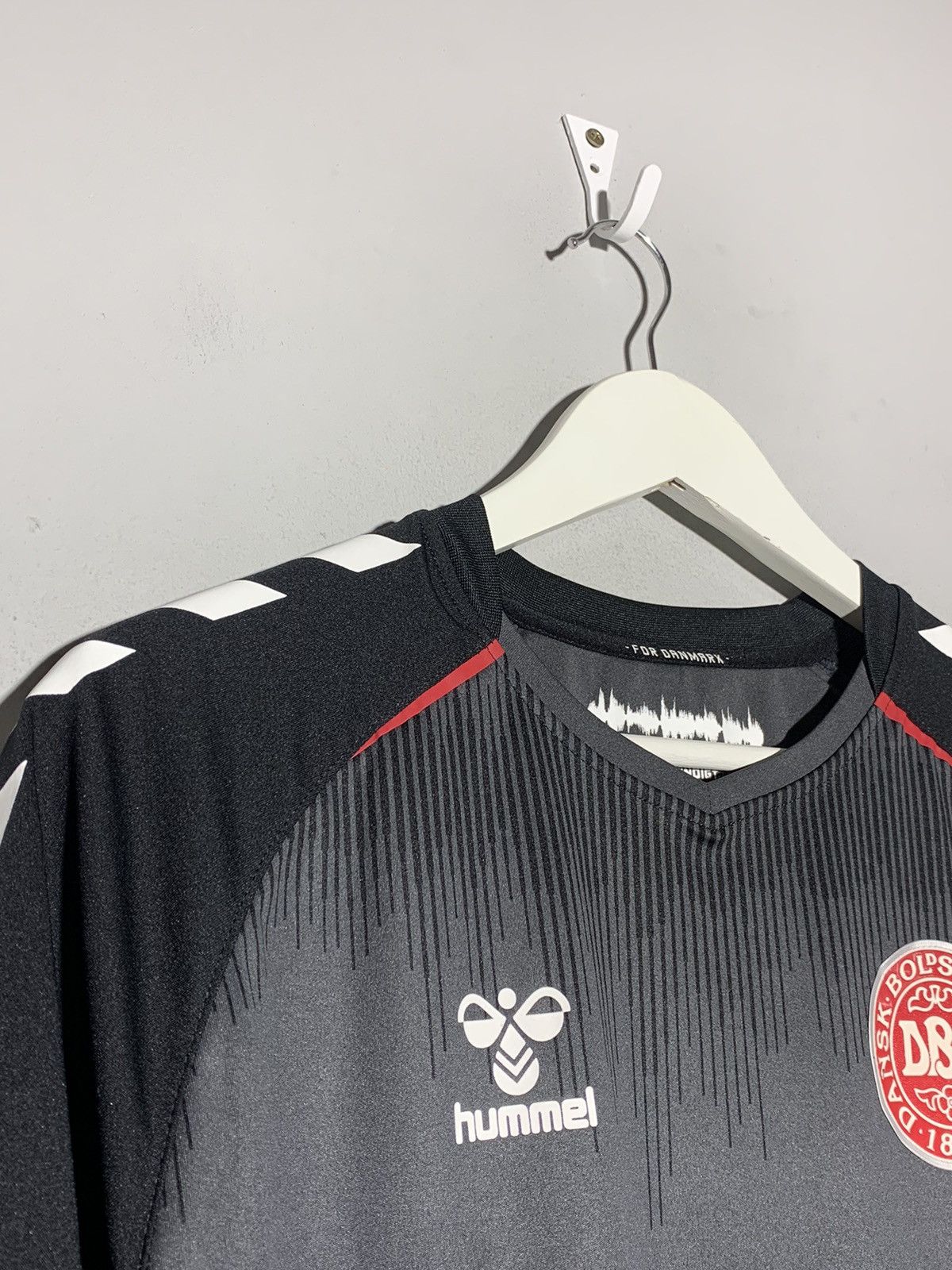 Hummel Denmark National Football Team 2020 football shirt Size US L / EU 52-54 / 3 - 5 Thumbnail