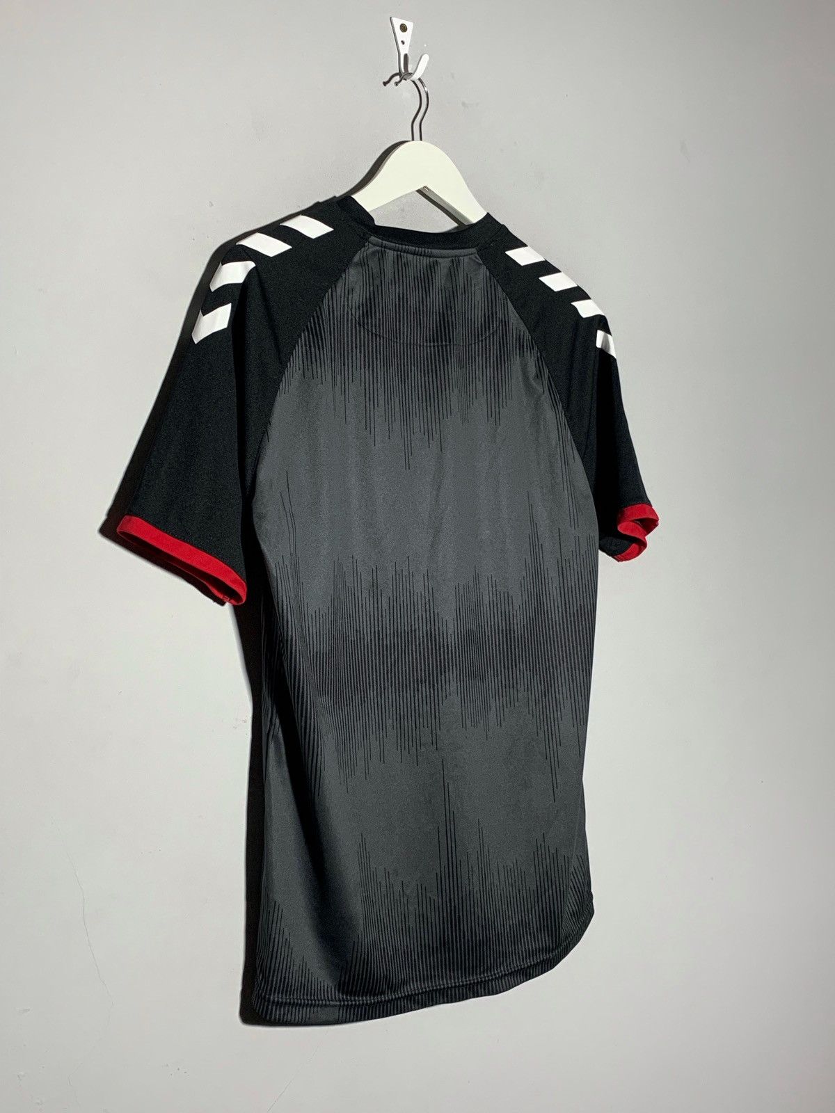 Hummel Denmark National Football Team 2020 football shirt Size US L / EU 52-54 / 3 - 9 Thumbnail