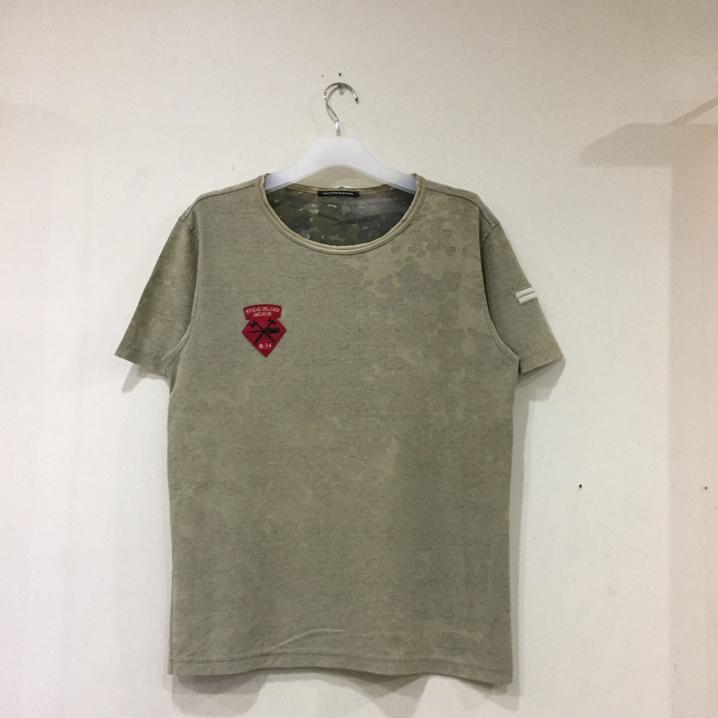 STONE ISLAND DENIMS t shirt camo design.. embroidered logo