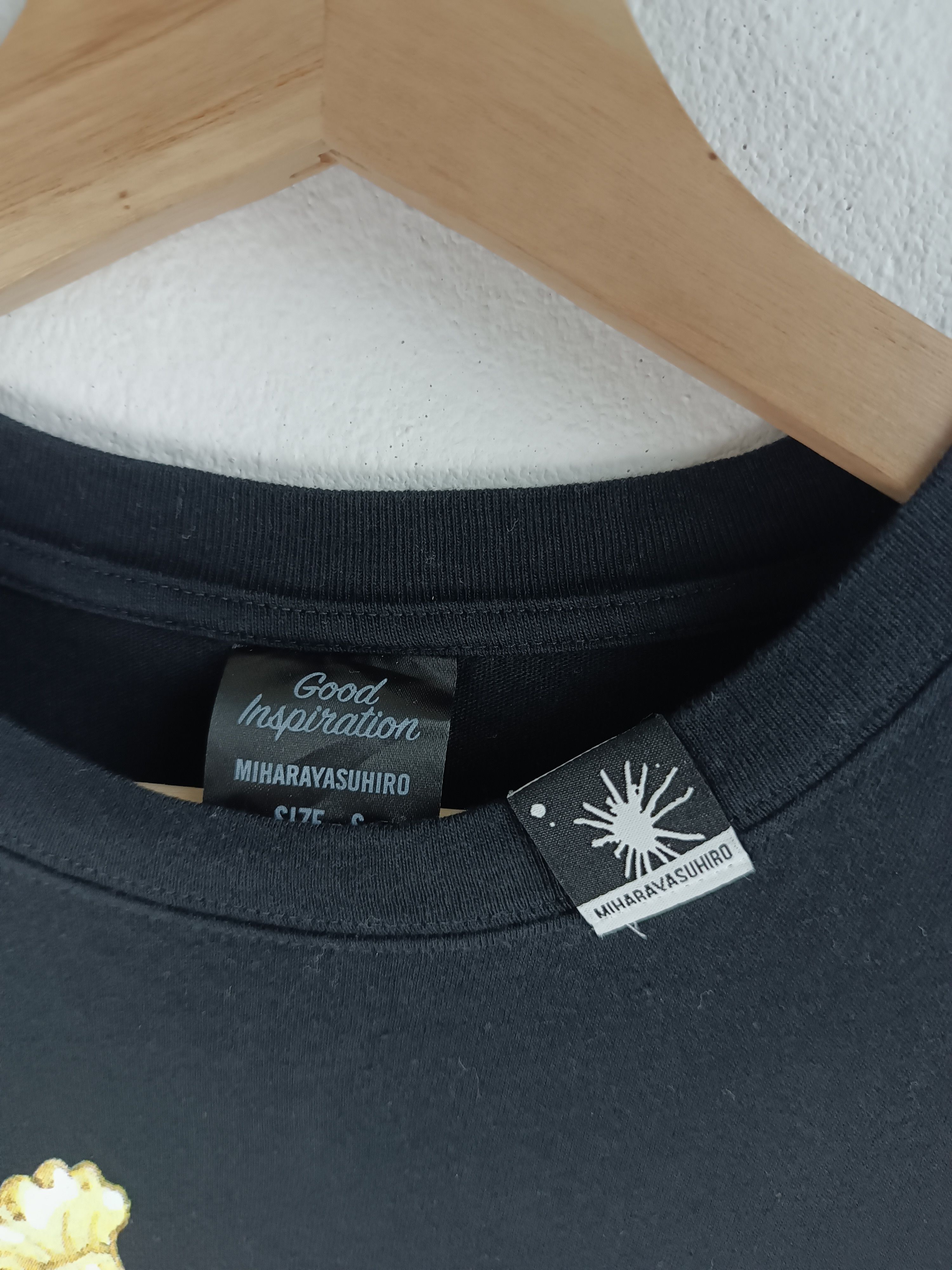 Maison MIHARA YASUHIRO MIHARA YASUHIRO X GU PIZZA-LA TEE Size US S / EU 44-46 / 1 - 9 Thumbnail