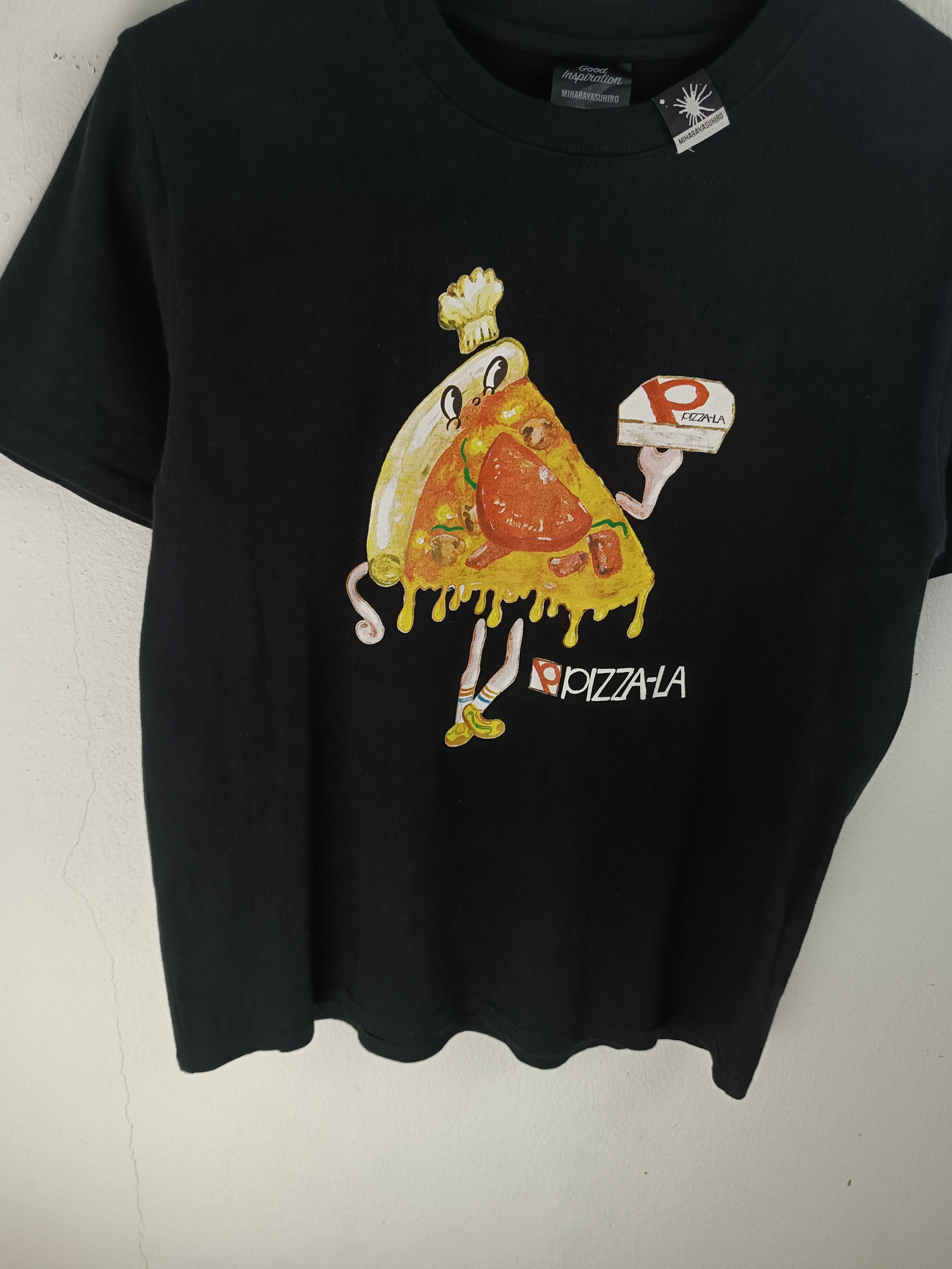Maison MIHARA YASUHIRO MIHARA YASUHIRO X GU PIZZA-LA TEE Size US S / EU 44-46 / 1 - 6 Thumbnail
