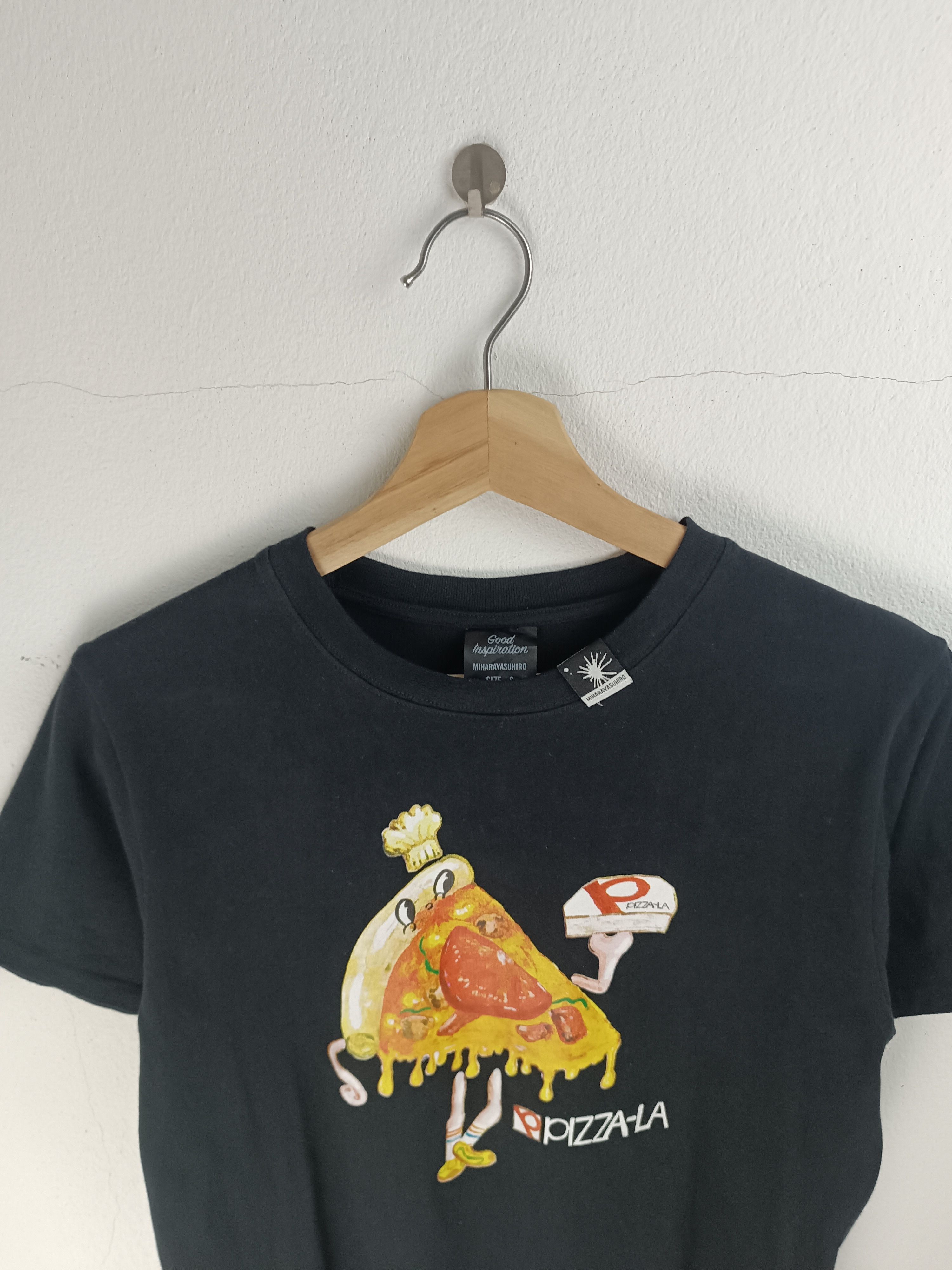 Maison MIHARA YASUHIRO MIHARA YASUHIRO X GU PIZZA-LA TEE Size US S / EU 44-46 / 1 - 5 Thumbnail