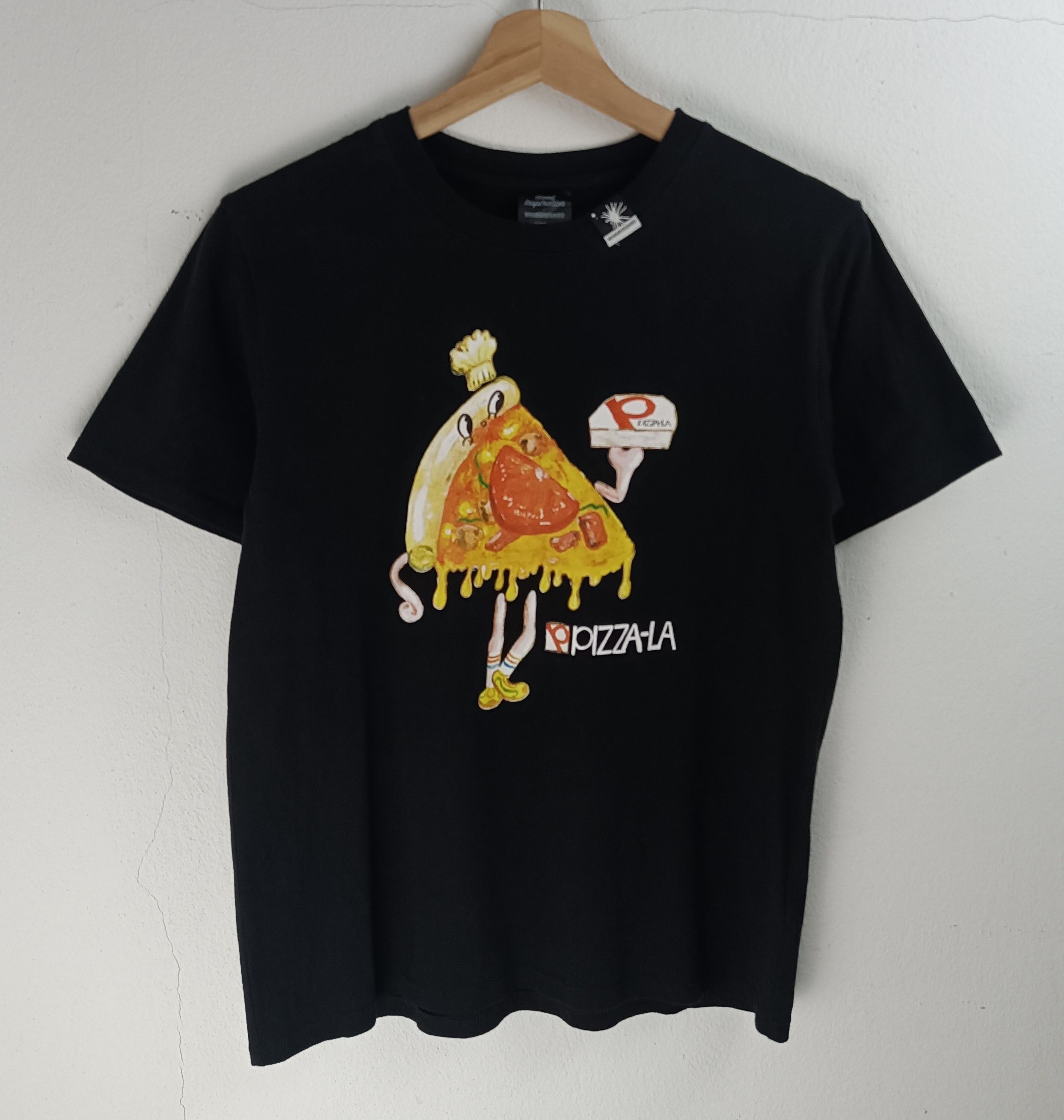 Maison MIHARA YASUHIRO MIHARA YASUHIRO X GU PIZZA-LA TEE Size US S / EU 44-46 / 1 - 3 Thumbnail