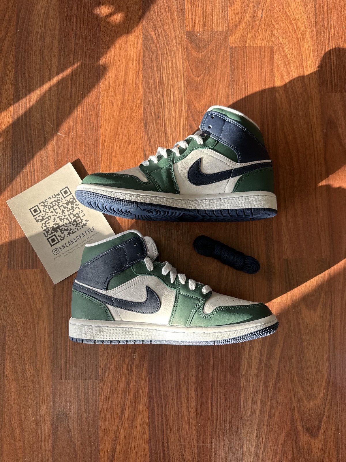 Jordan Brand Jordan 1 Mid SE Seahawks (W) Size 5M/6.5W DZ5326-300 Size US 6.5 / IT 36.5 - 2 Thumbnail