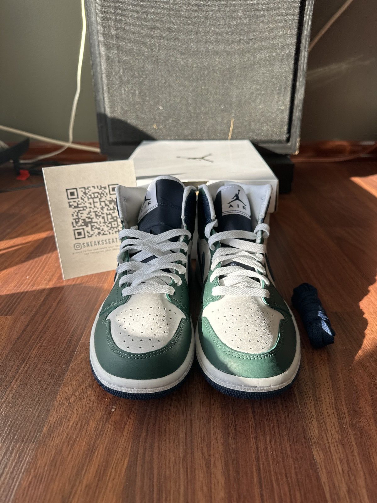 Jordan Brand Jordan 1 Mid SE Seahawks (W) Size 5M/6.5W DZ5326-300 Size US 6.5 / IT 36.5 - 3 Thumbnail