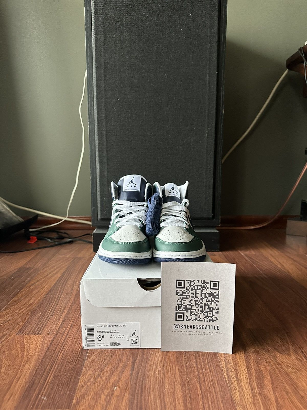 Jordan Brand Jordan 1 Mid SE Seahawks (W) Size 5M/6.5W DZ5326-300 Size US 6.5 / IT 36.5 - 7 Thumbnail