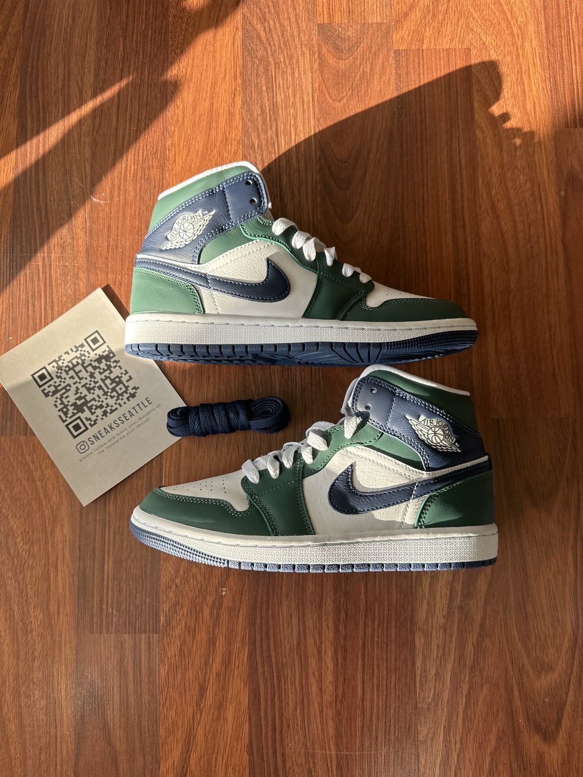 Jordan Brand Jordan 1 Mid SE Seahawks (W) Size 5M/6.5W DZ5326-300 Size US 6.5 / IT 36.5 - 1 Thumbnail