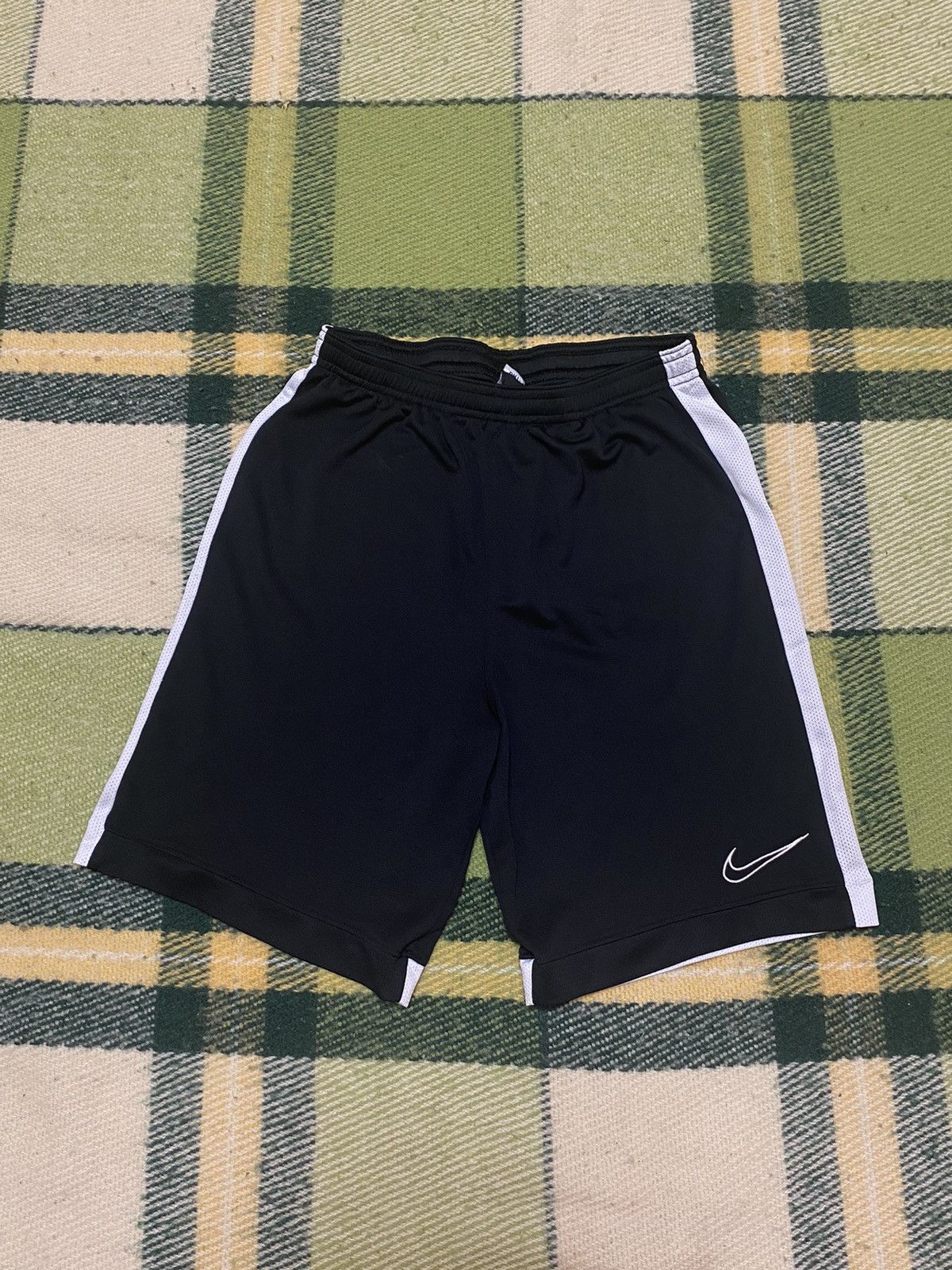Nike Vintage Nike shorts streetwear swoosh casual y2k size S Size US 30 / EU 46 - 1 Thumbnail