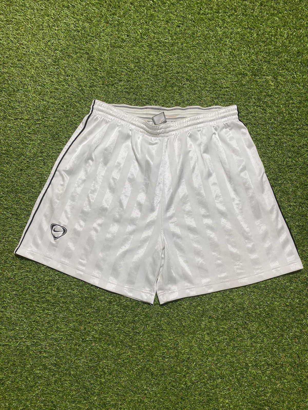 Nike Vintage Nike shorts streetwear swoosh casual y2k size XL Size US 36 / EU 52 - 1 Thumbnail
