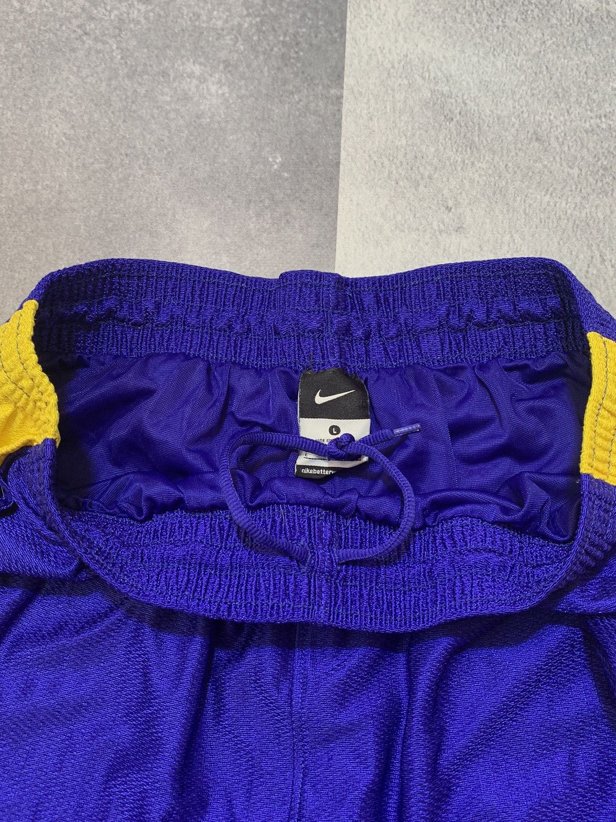 Nike Vintage Nike basketball shorts streetwear Y2K style size L Size US 34 / EU 50 - 3 Thumbnail