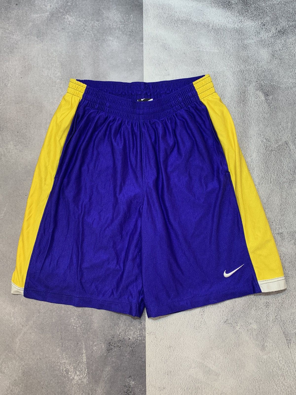 Nike Vintage Nike basketball shorts streetwear Y2K style size L Size US 34 / EU 50 - 1 Thumbnail