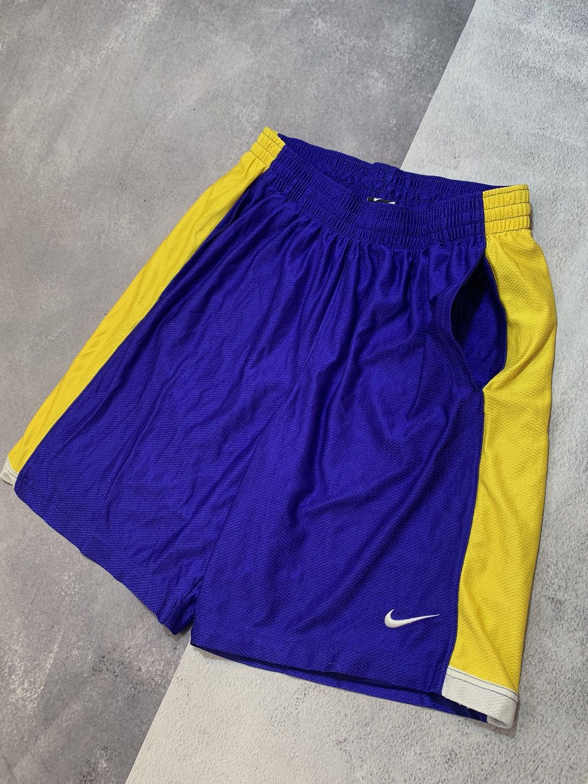Nike Vintage Nike basketball shorts streetwear Y2K style size L Size US 34 / EU 50 - 2 Thumbnail
