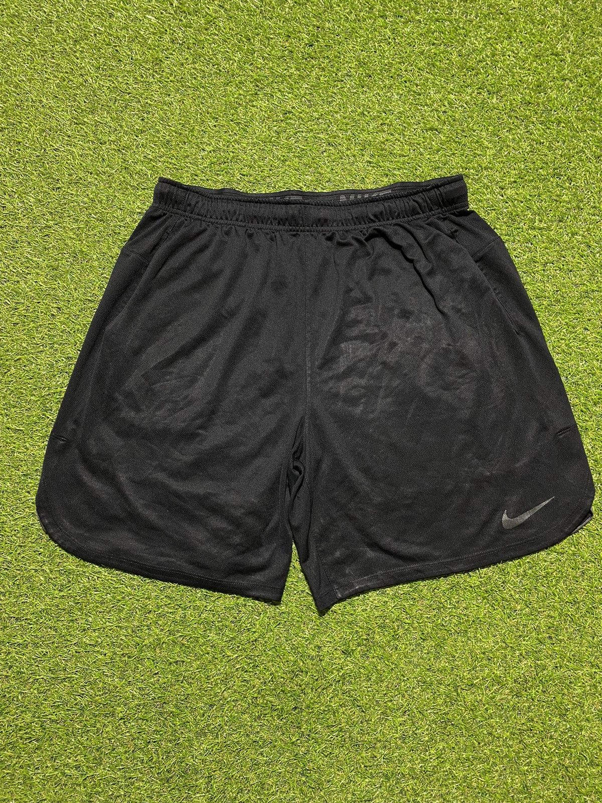 Nike Vintage Nike shorts streetwear swoosh casual y2k size XXL Size US 38 / EU 54 - 1 Thumbnail