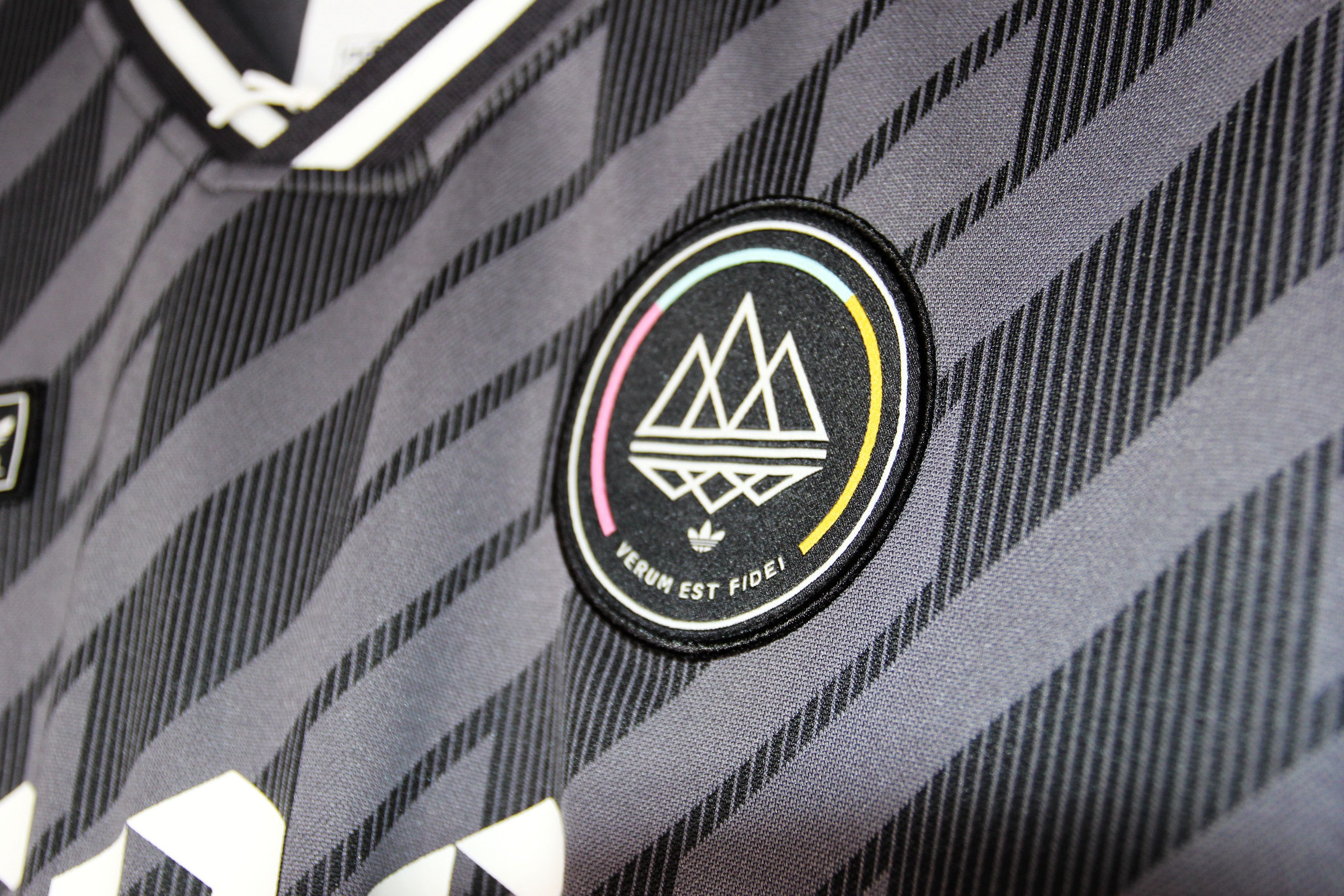 Adidas BNWT NEW ORDER x ADIDAS SPEZIAL SPZL 586 JERSEY M Size US M / EU 48-50 / 2 - 11 Thumbnail