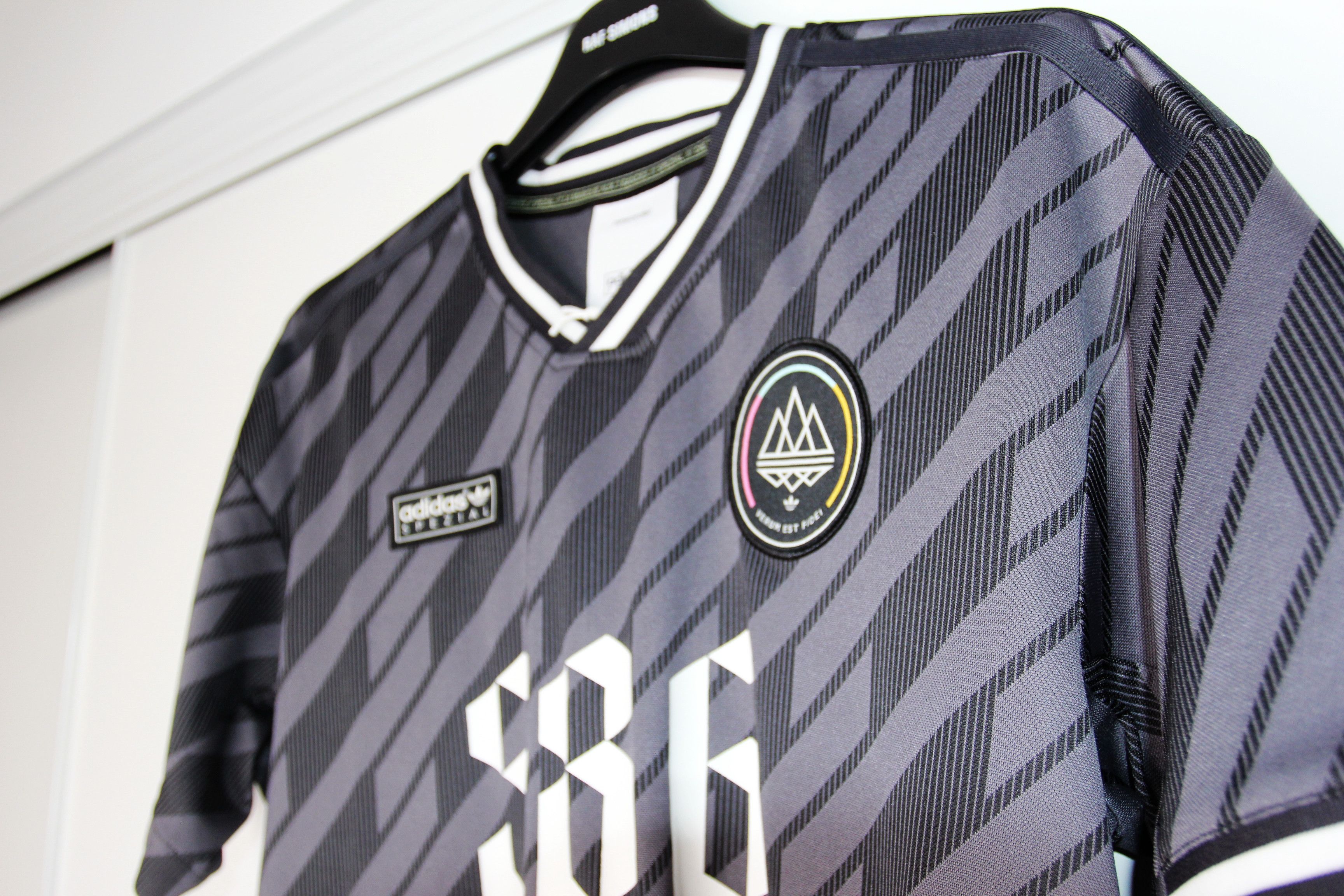 Adidas BNWT NEW ORDER x ADIDAS SPEZIAL SPZL 586 JERSEY M Size US M / EU 48-50 / 2 - 4 Thumbnail