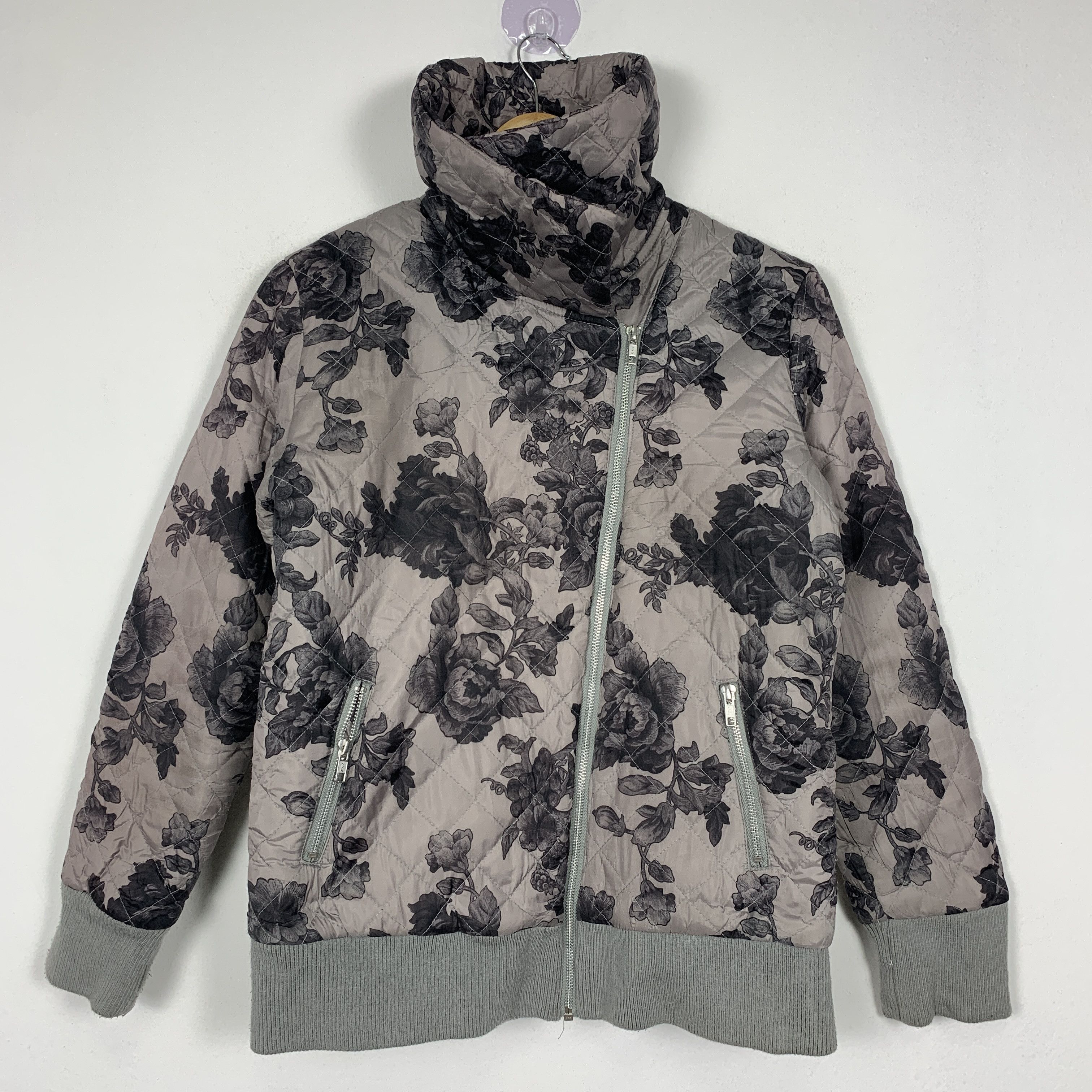 Japanese Brand Vintage AZUL Black Rose Floral Quilted Jacket J1355 Size M / US 6-8 / IT 42-44 - 1 Thumbnail