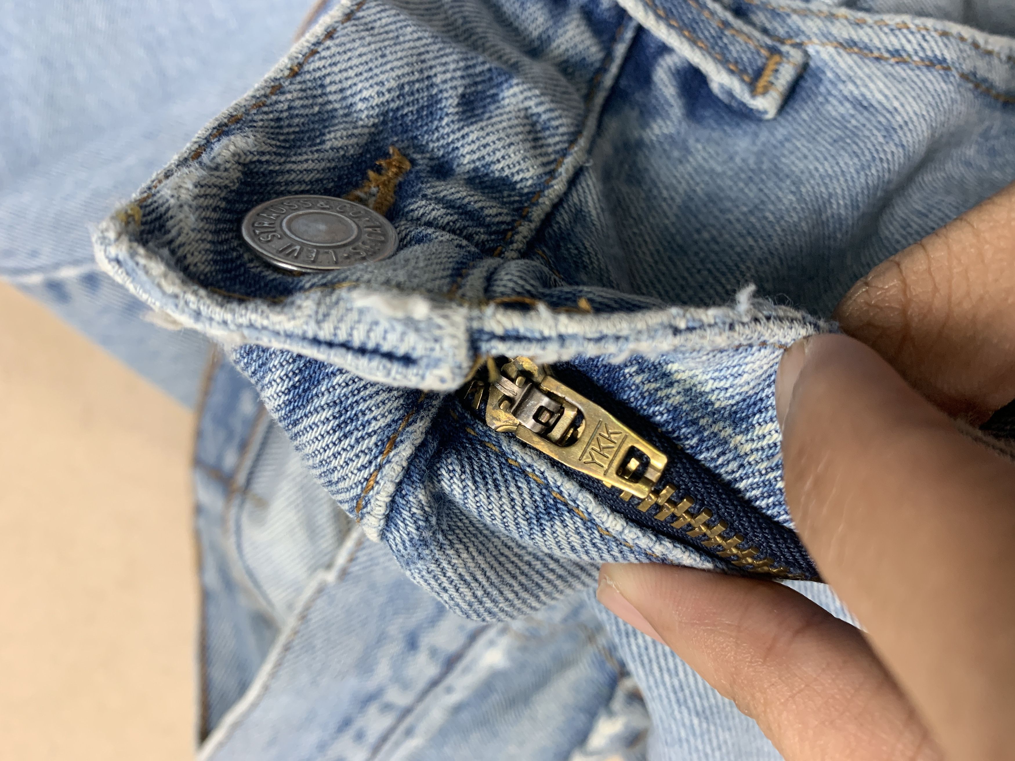 Levi's Vintage LEVI'S 560 Distressed Faded Loose Fit Tapered Leg Size US 34 / EU 50 - 16 Thumbnail