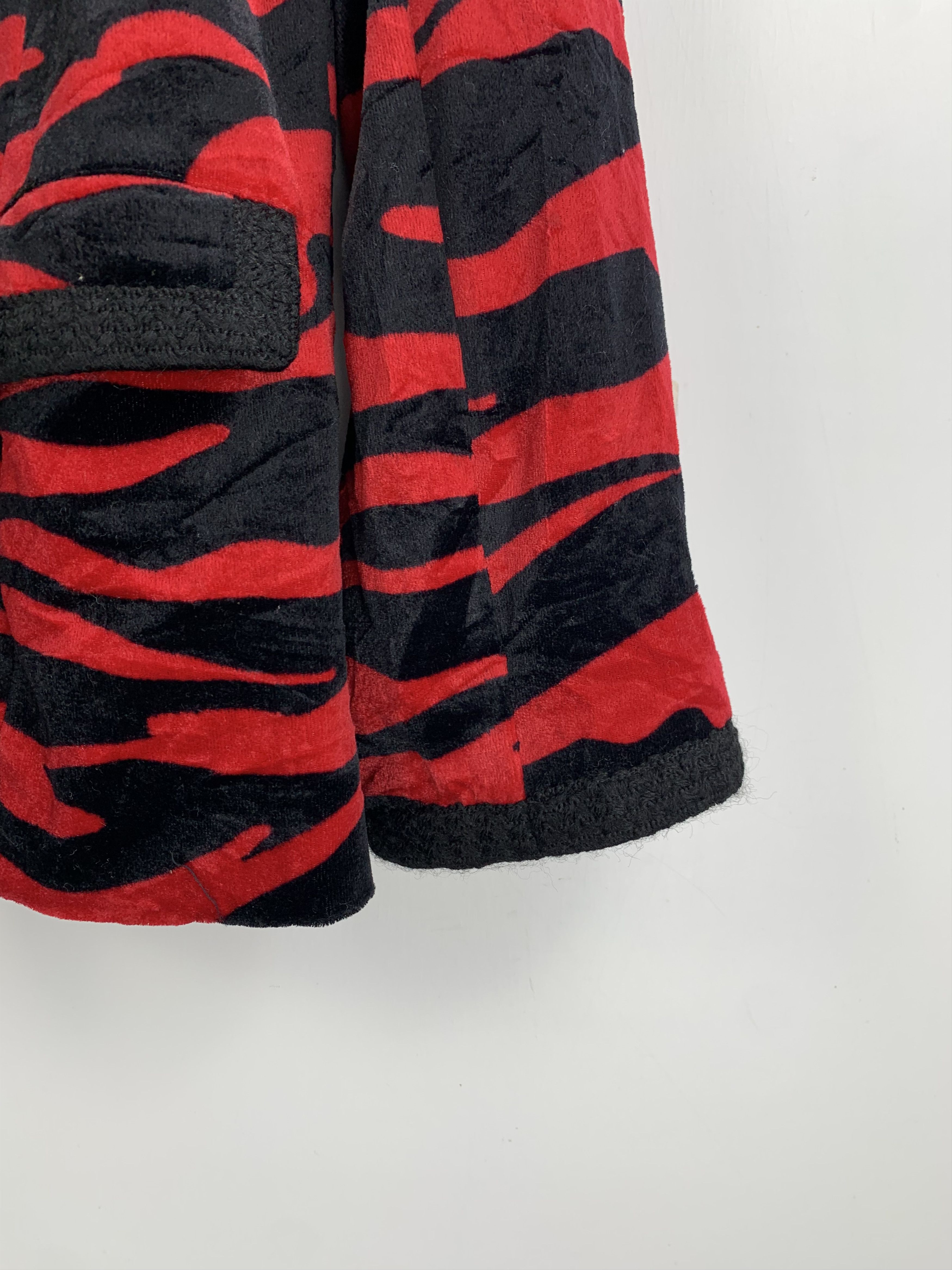 Japanese Brand Vintage Mail-Coach Red Zebra Velvet Sleep Coats Size M / US 6-8 / IT 42-44 - 7 Thumbnail