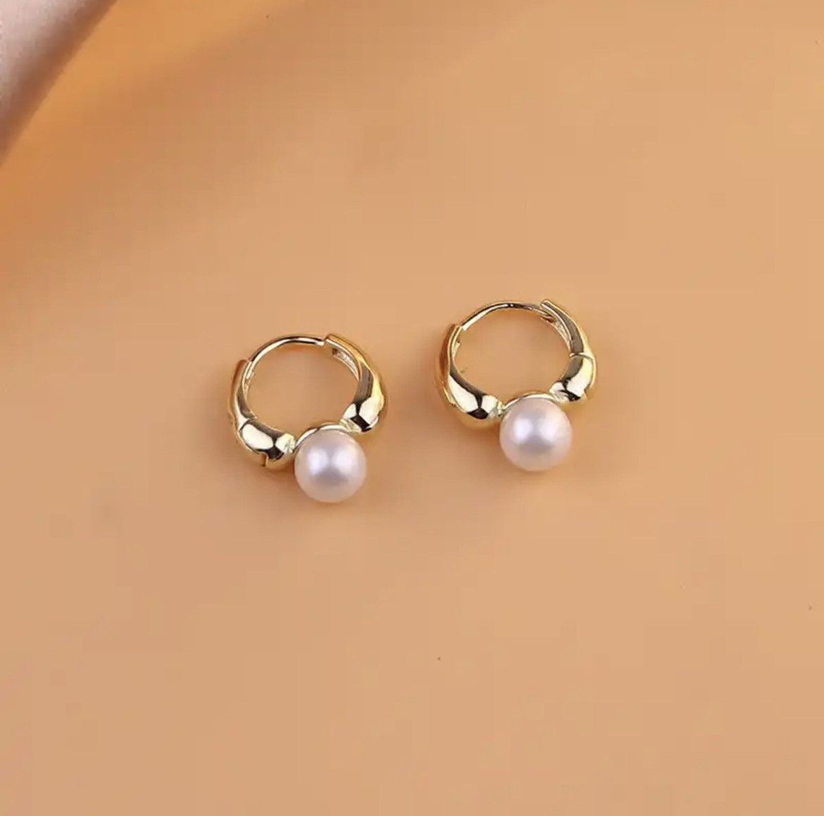 Other Gold Color Simple Pearl Hoop Earring Size ONE SIZE - 1 Thumbnail