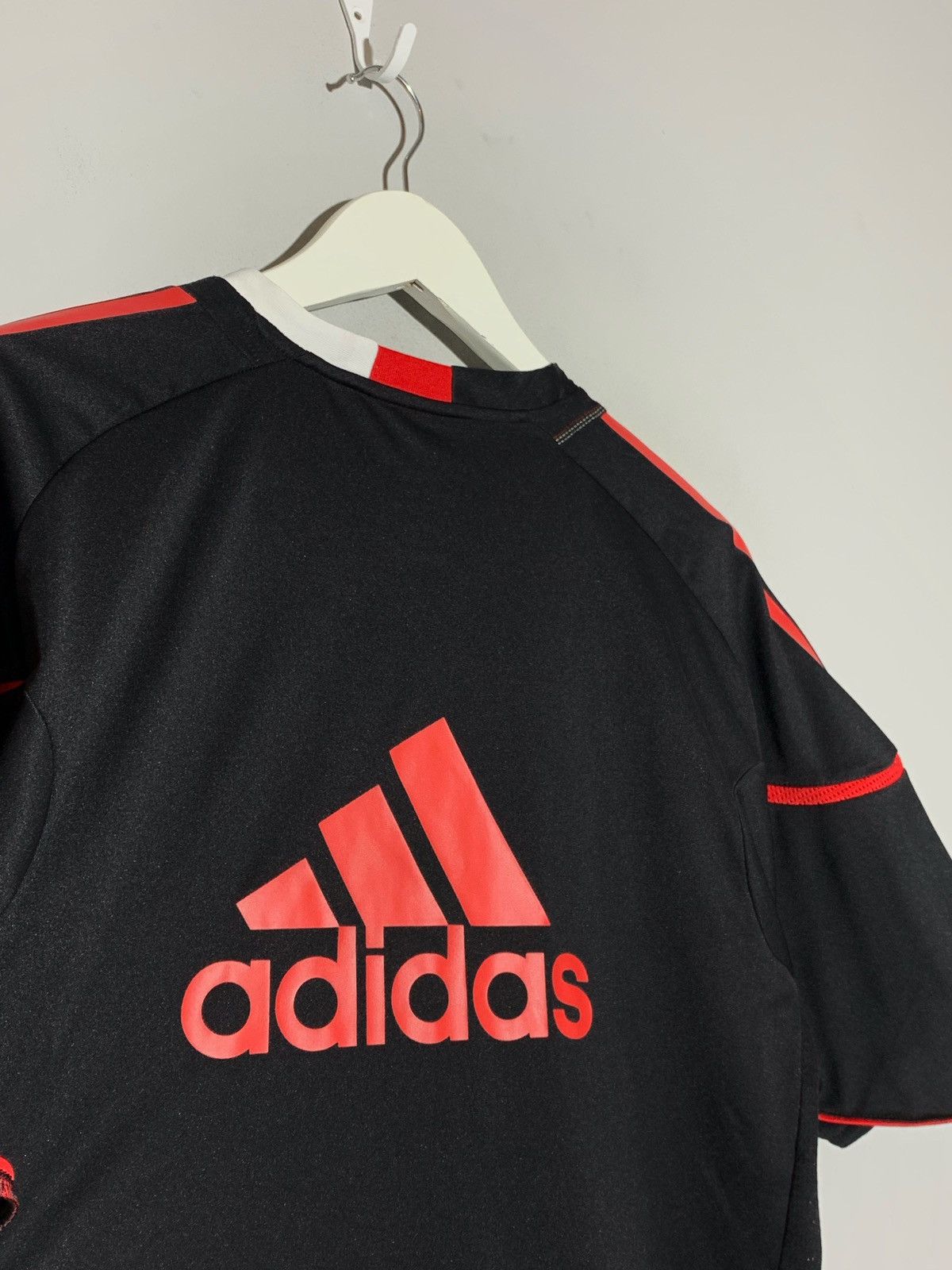Adidas × Vintage Adidas Liverpool 2010 Y2k Blokecore style football shirt Size US L / EU 52-54 / 3 - 8 Thumbnail