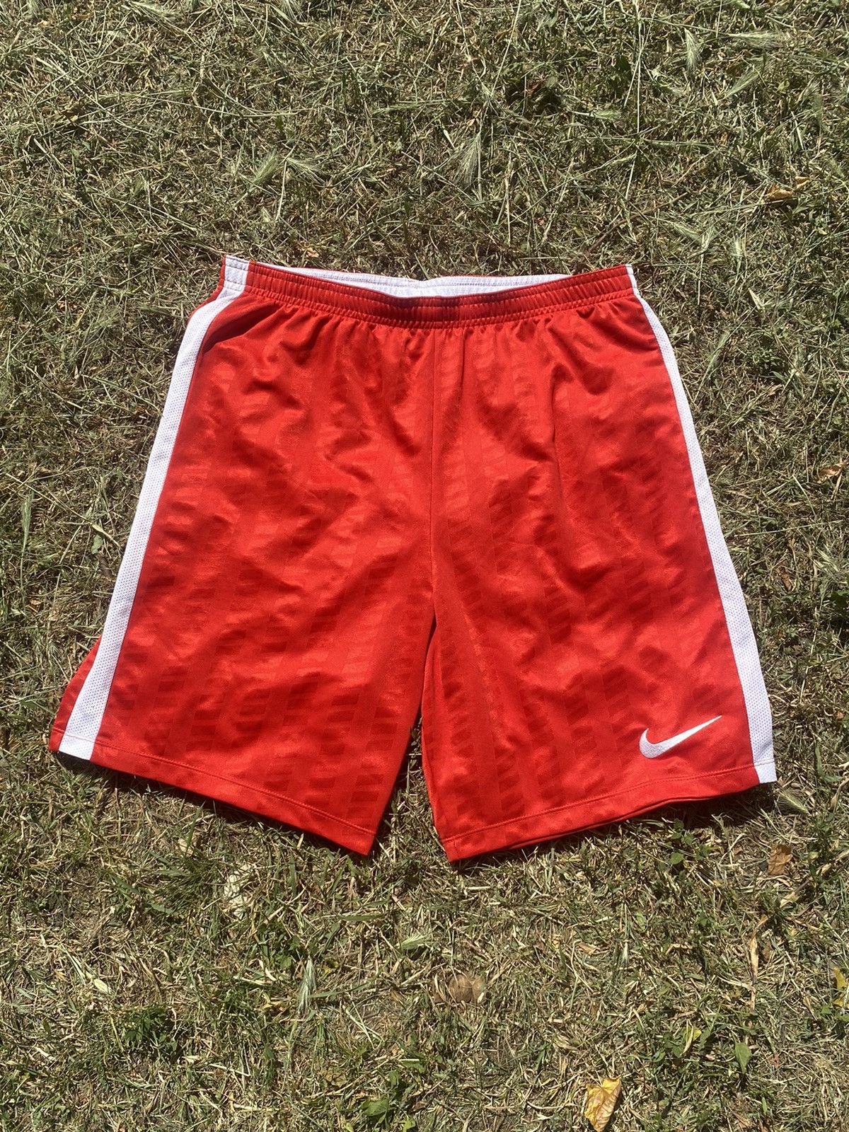 Nike Vintage Nike shorts streetwear swoosh casual y2k size L Size US 34 / EU 50 - 1 Thumbnail