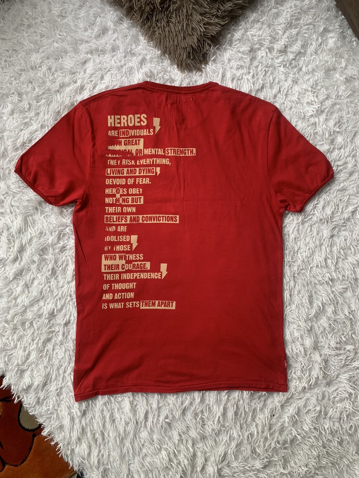 Levi's Limited Edition red 'No More Heroes' t-shirt Size US L / EU 52-54 / 3 - 1 Thumbnail