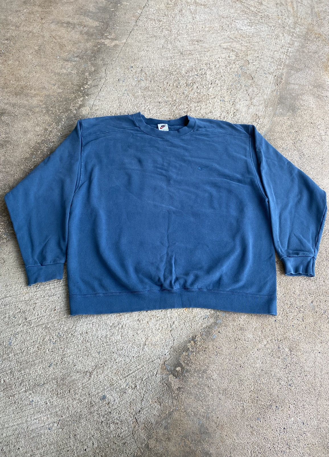 Nike × Vintage Vintage Crazy Y2K Nike Faded Boxy Essential Sweatshirt Size US L / EU 52-54 / 3 - 1 Thumbnail