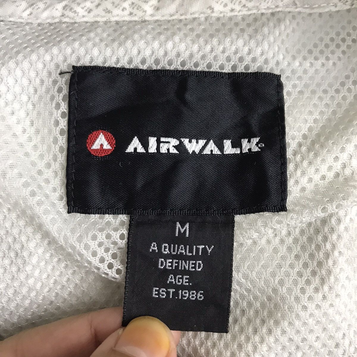 Airwalk AIRWALK Japanese Brand Overprint Hooded Windbreaker Jacket Size US M / EU 48-50 / 2 - 3 Thumbnail