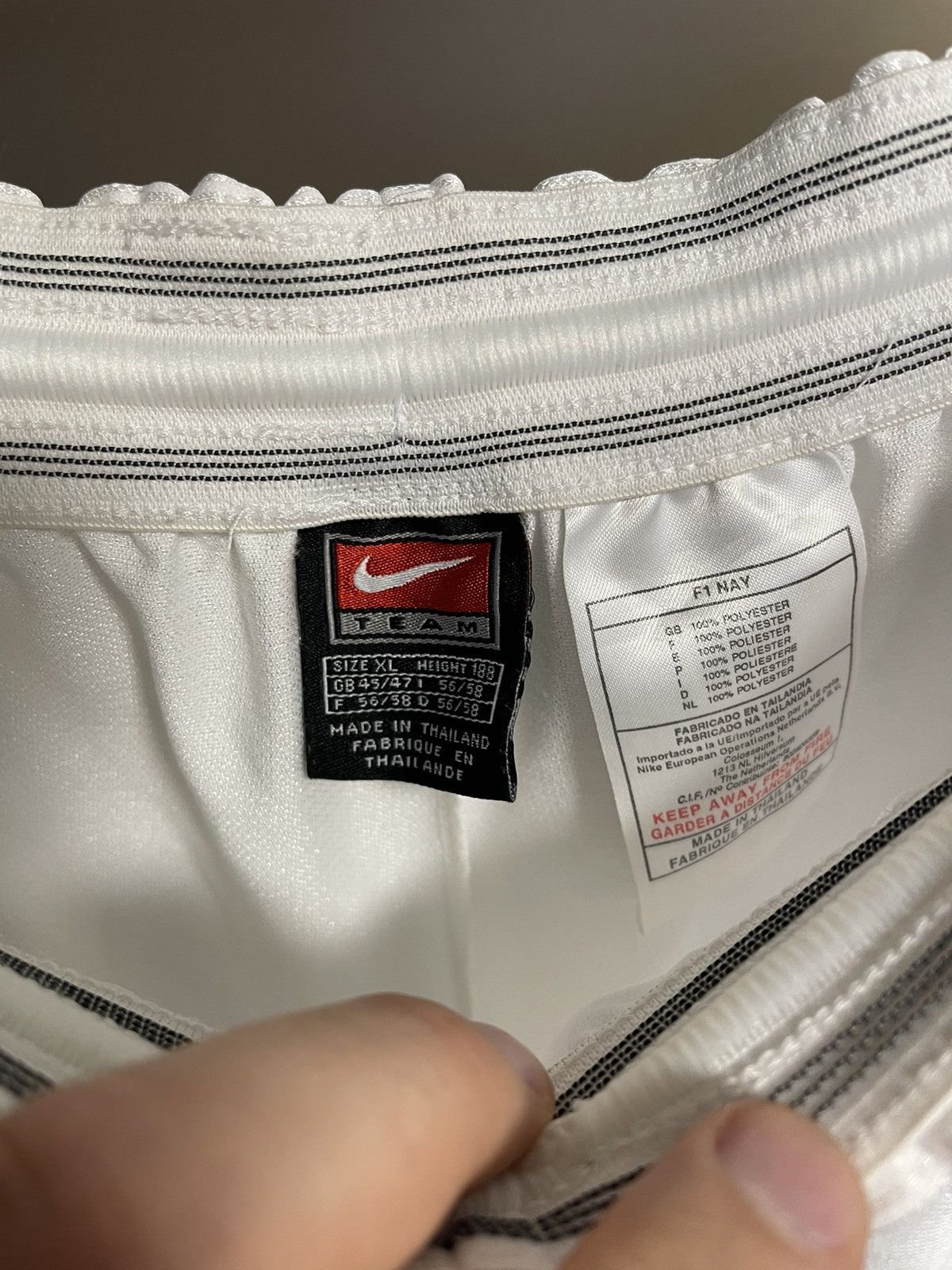 Vintage Nike Team Vintage White shorts Size US 36 / EU 52 - 4 Thumbnail