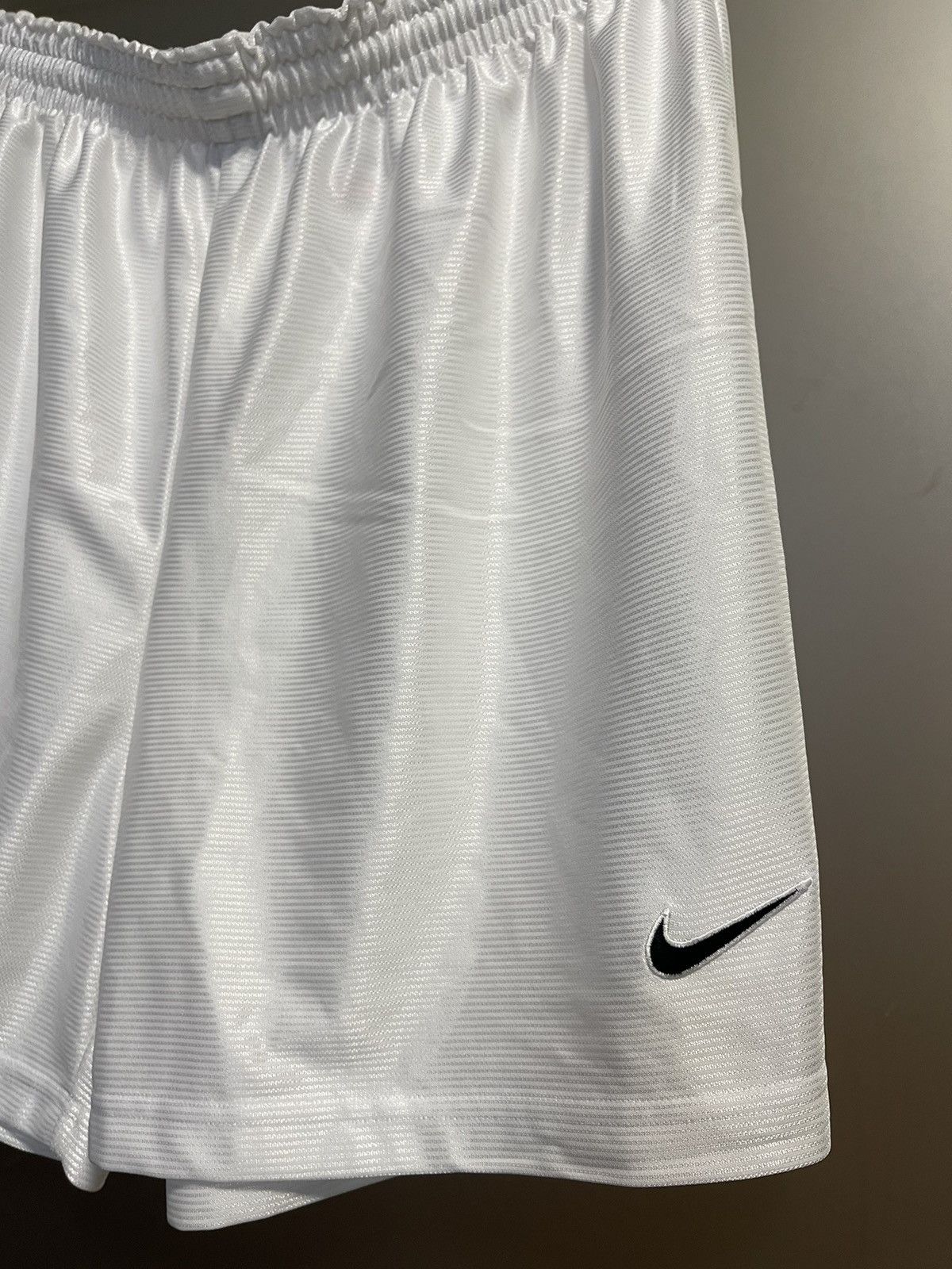 Vintage Nike Team Vintage White shorts Size US 36 / EU 52 - 2 Thumbnail