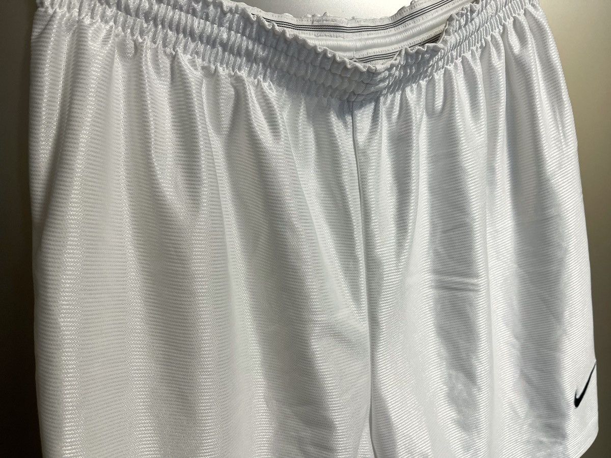 Vintage Nike Team Vintage White shorts Size US 36 / EU 52 - 3 Thumbnail