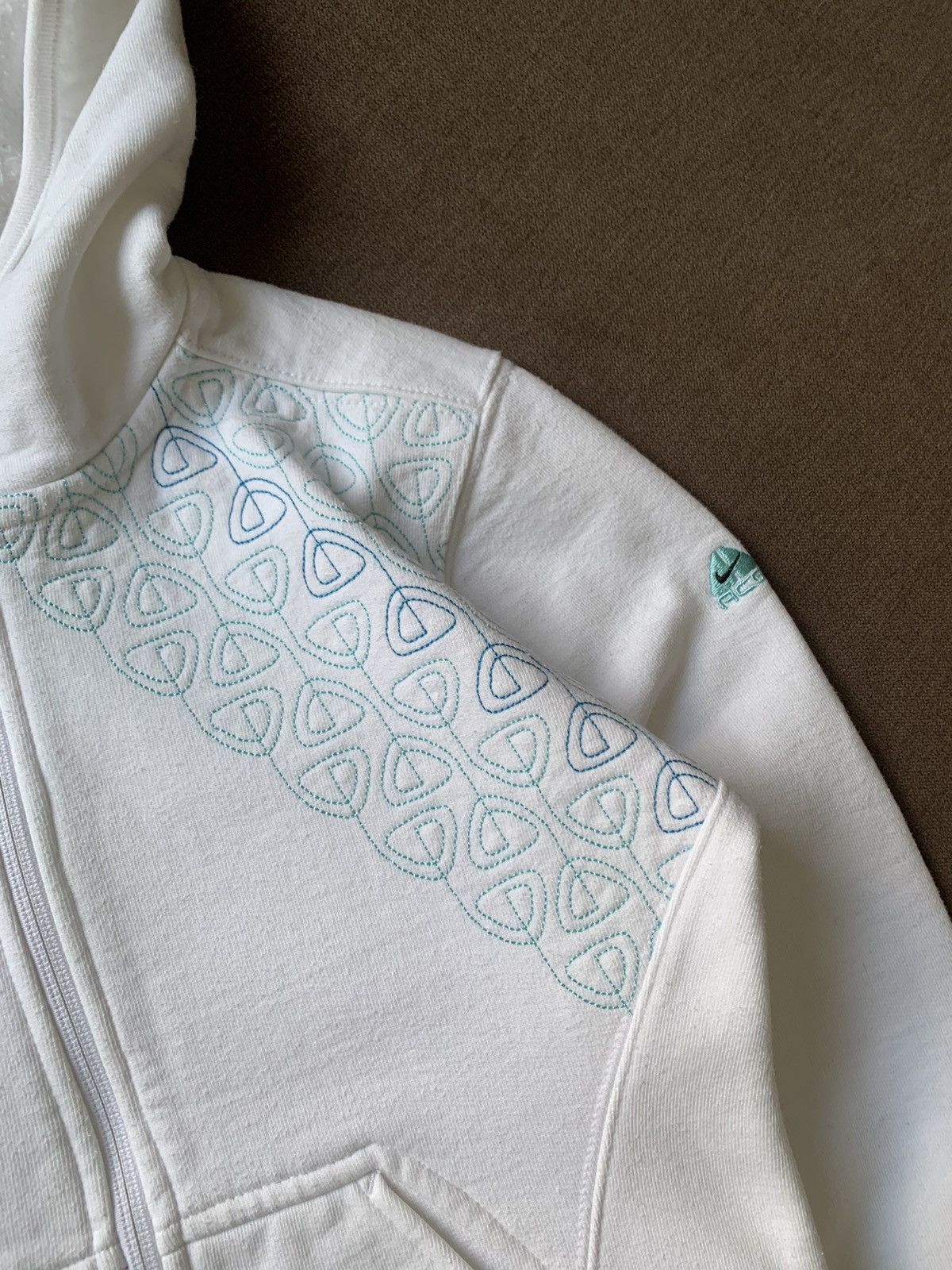 Nike ACG 00s Vintage Nike ACG Women’s White Zip Up Hoodie Size S / US 4 / IT 40 - 4 Thumbnail