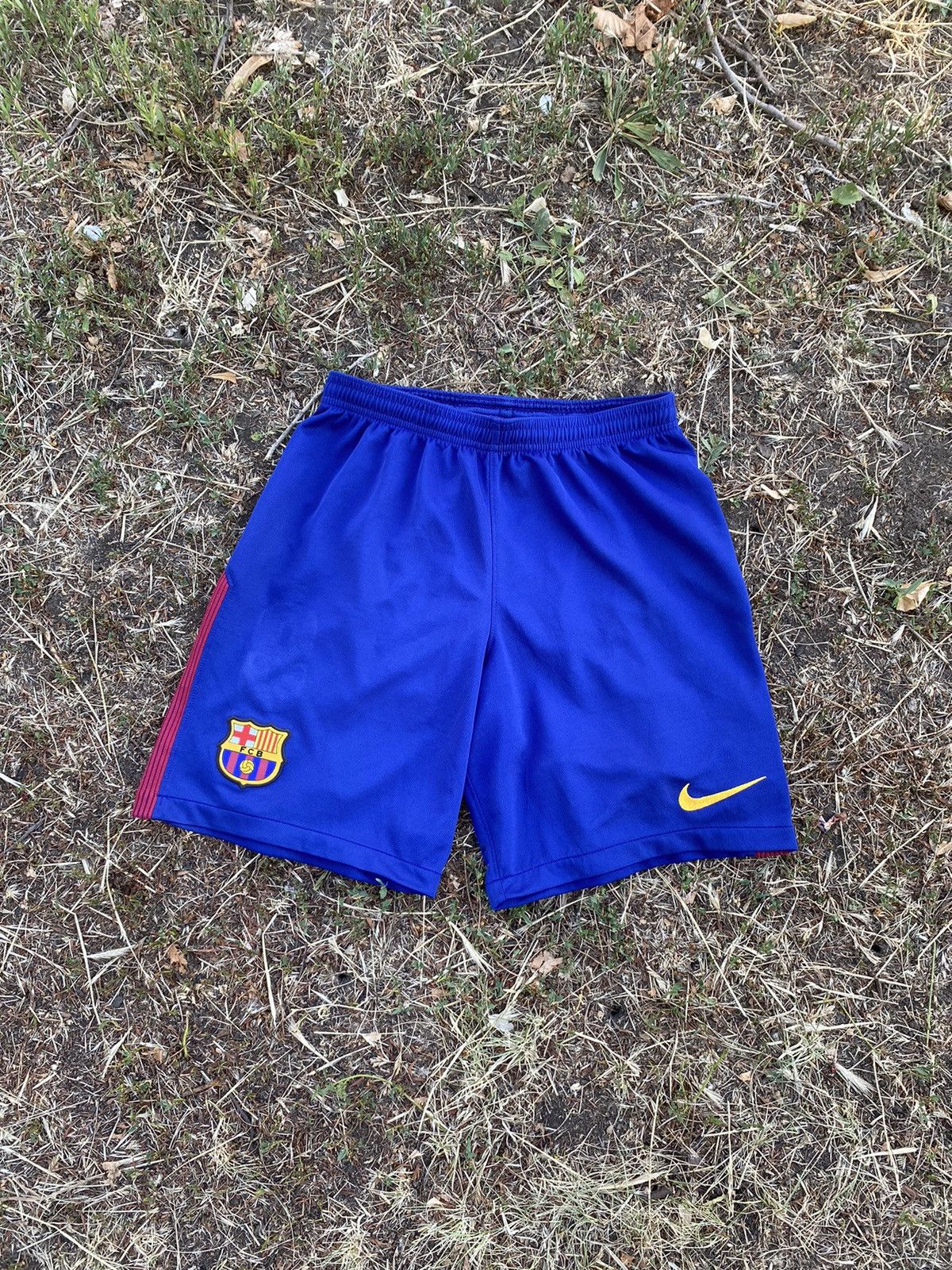 Nike Vintage Nike shorts Barcelona streetwear y2k style size S Size US 30 / EU 46 - 1 Thumbnail
