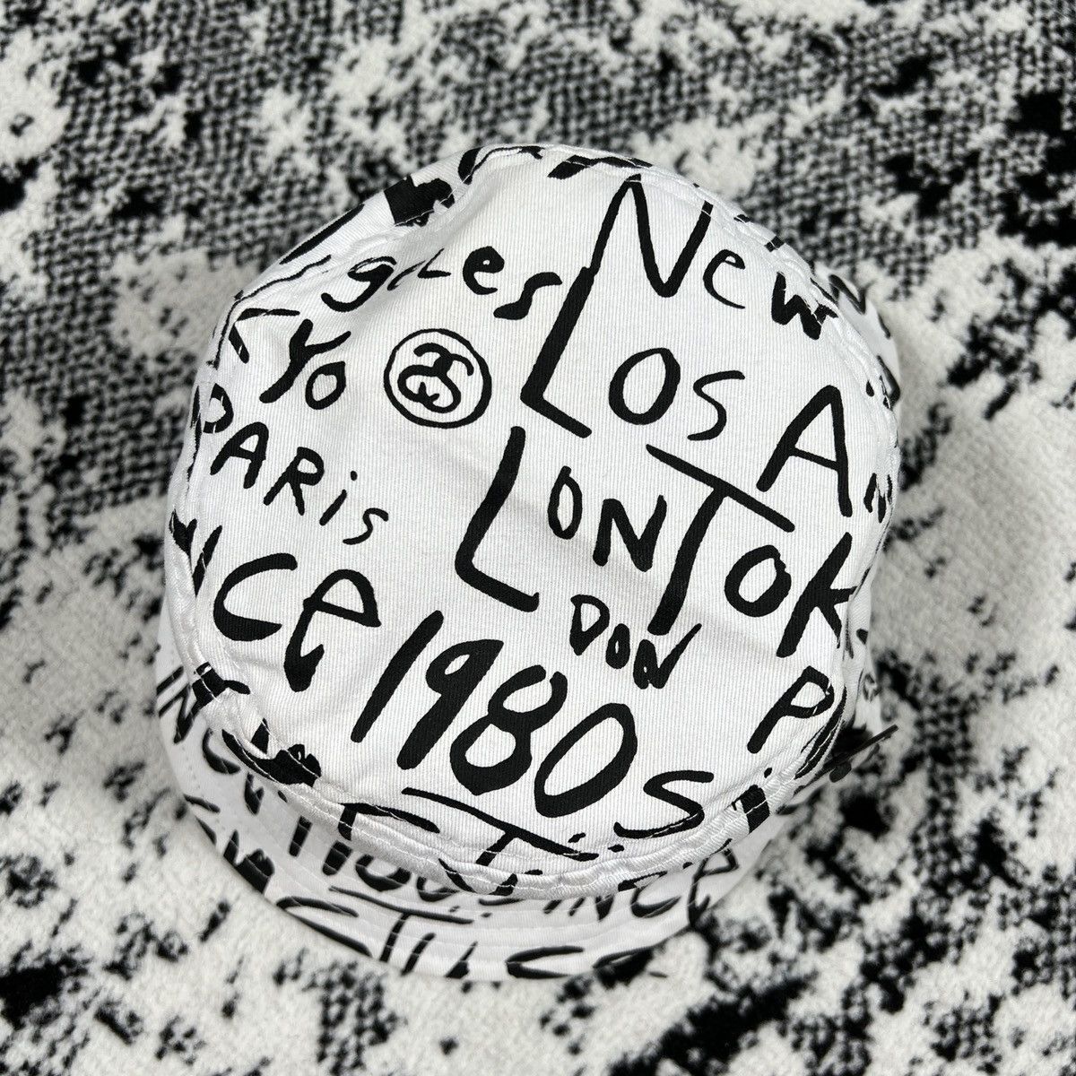 Japanese Brand × Stussy STUSSY BIG CITIES BUCKET HAT IN WHITE L/XL Size ONE SIZE - 3 Thumbnail