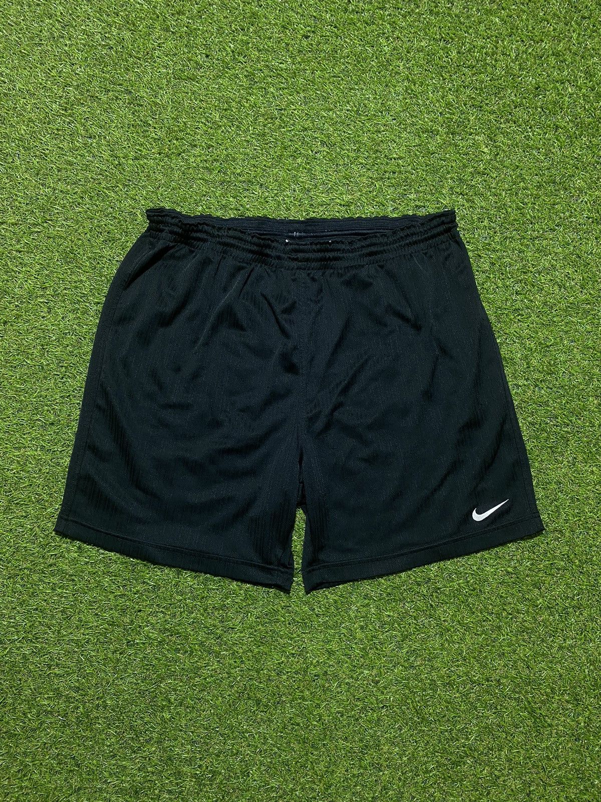 Nike Vintage Nike shorts streetwear swoosh casual y2k size L Size US 34 / EU 50 - 1 Thumbnail