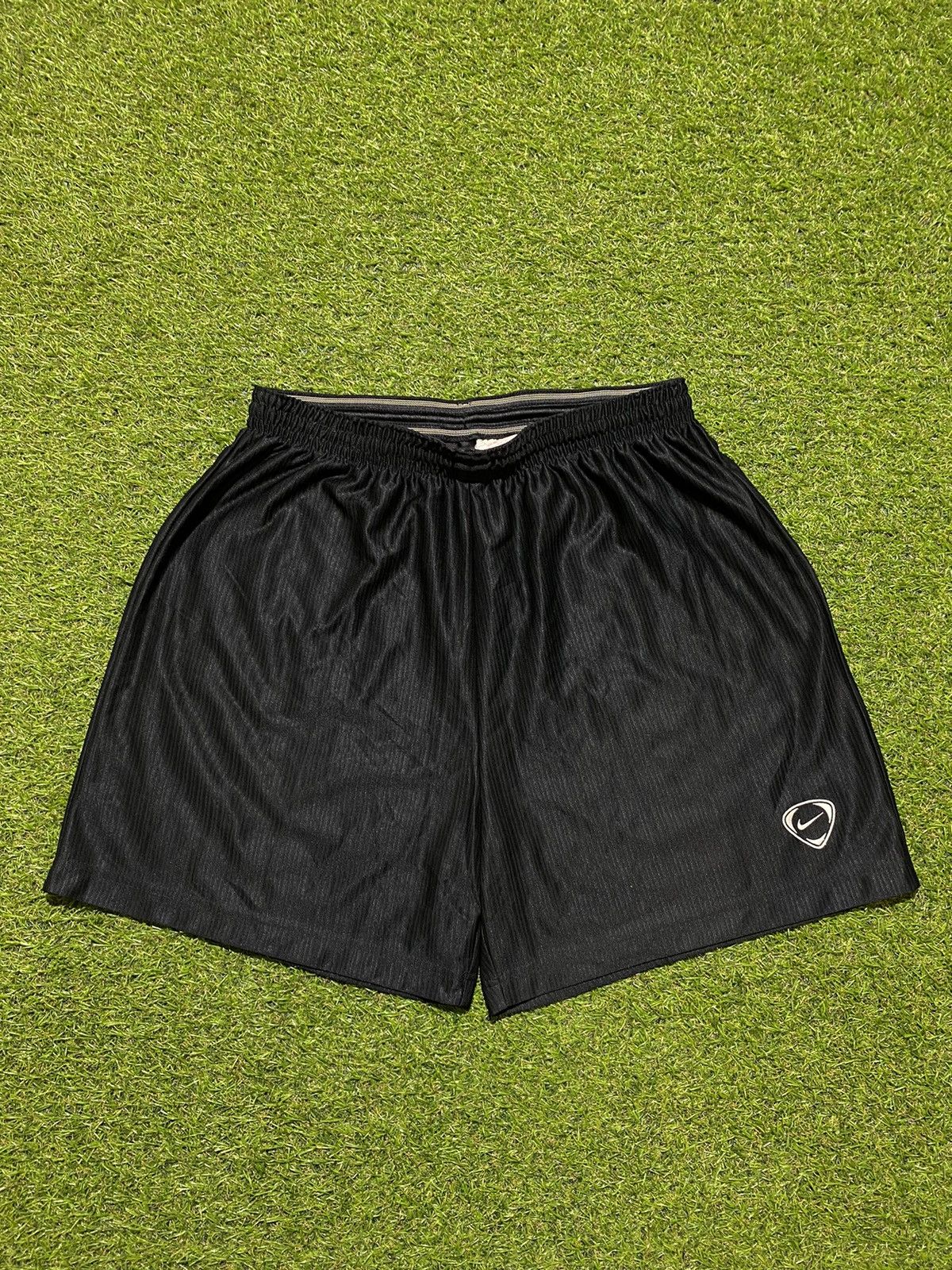Nike Vintage Nike shorts streetwear swoosh casual y2k size L Size US 34 / EU 50 - 1 Thumbnail
