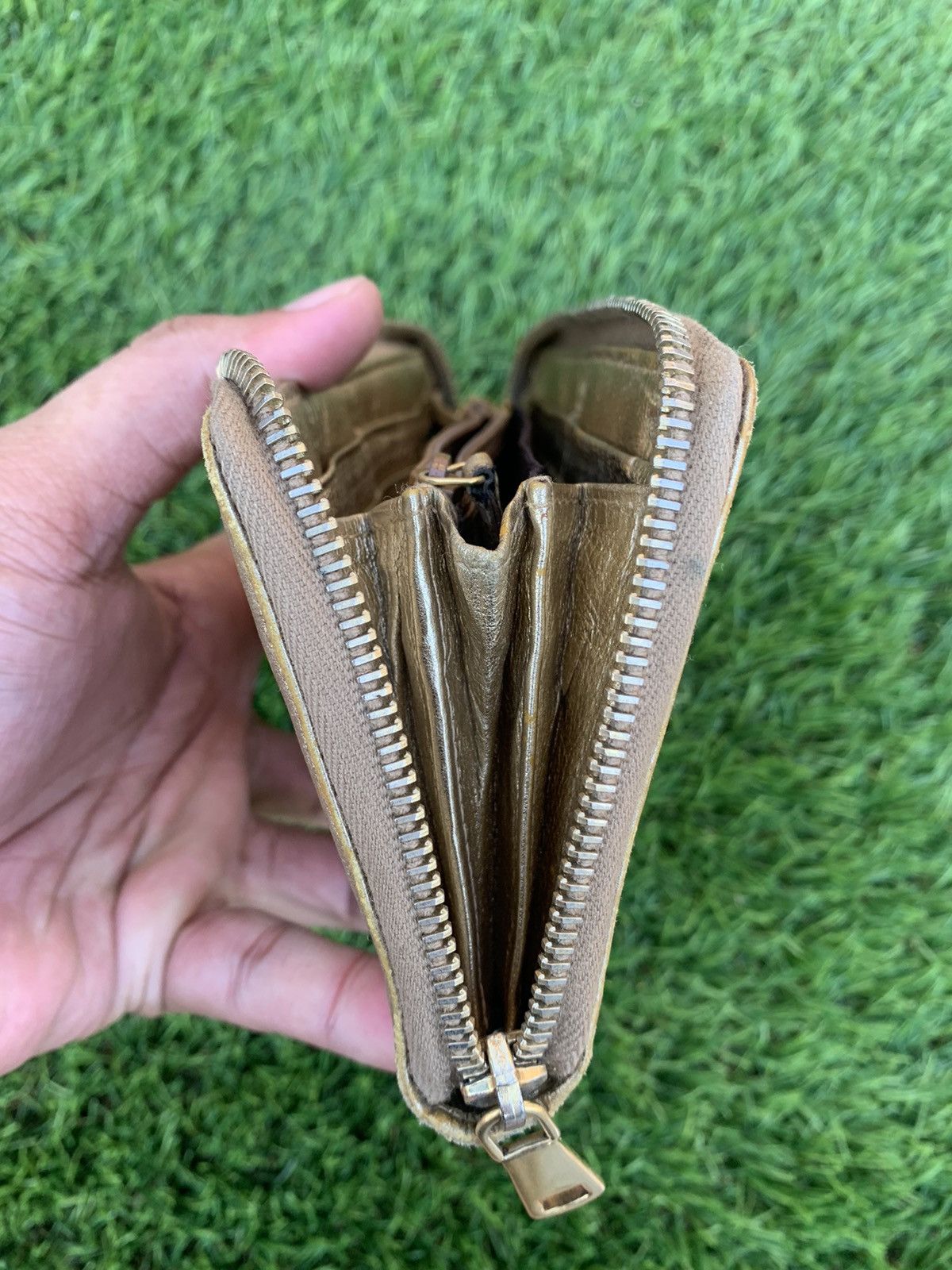 Yves Saint Laurent YVES SAINT LAURENT mail wallet round zipper leather Size ONE SIZE - 7 Thumbnail