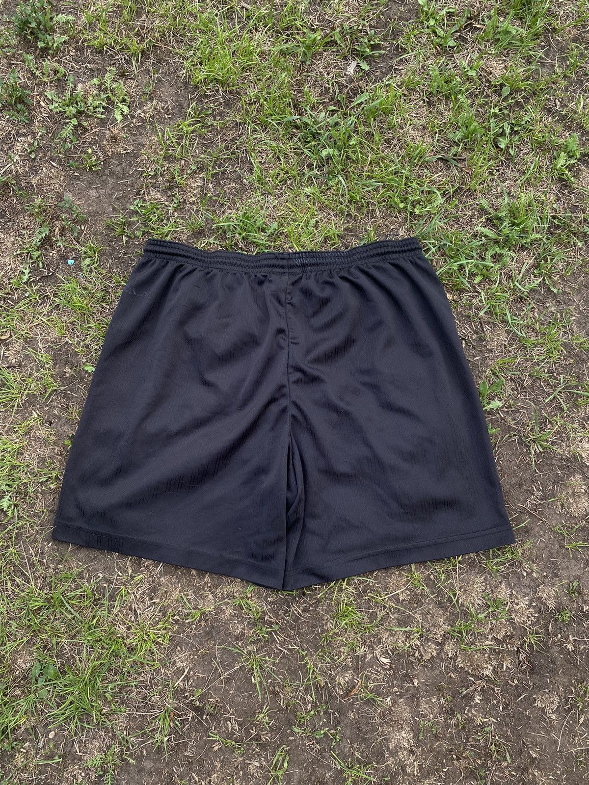 Umbro Vintage 90s Umbro shorts streetwear monogrammed y2k size L Size US 34 / EU 50 - 4 Thumbnail