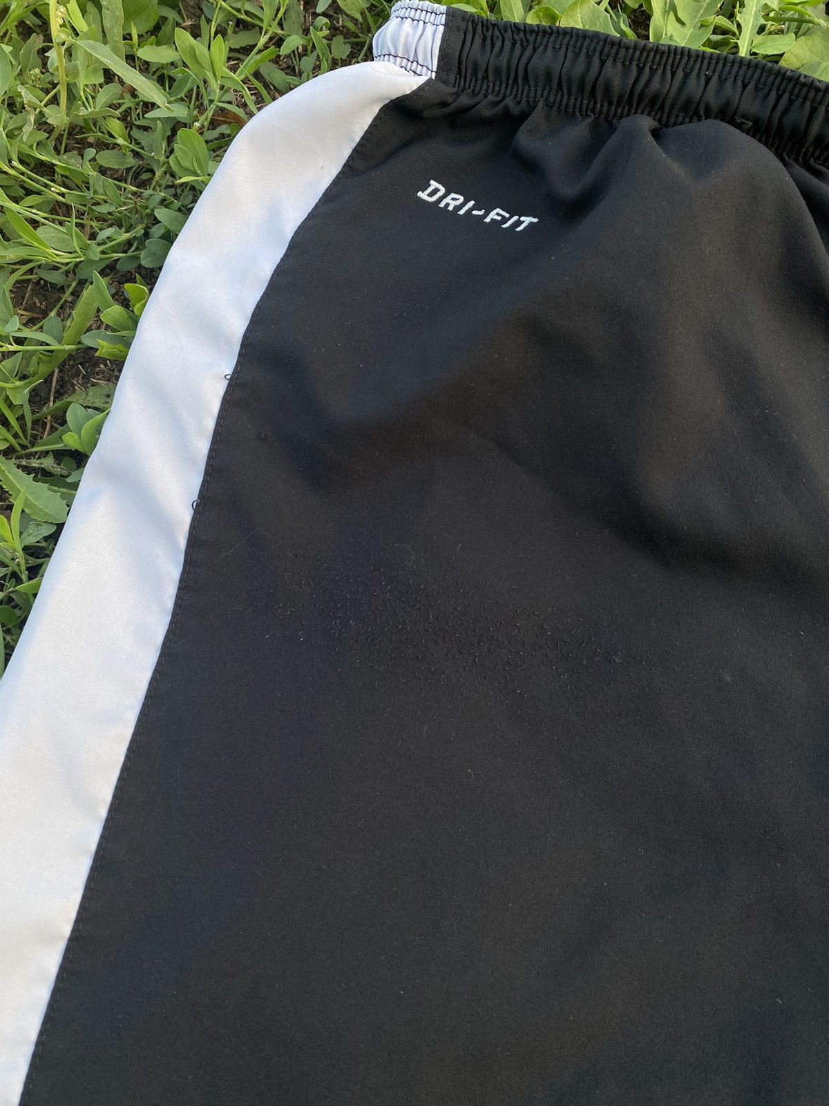 Nike Vintage Nike shorts streetwear swoosh casual y2k size L Size US 34 / EU 50 - 2 Thumbnail