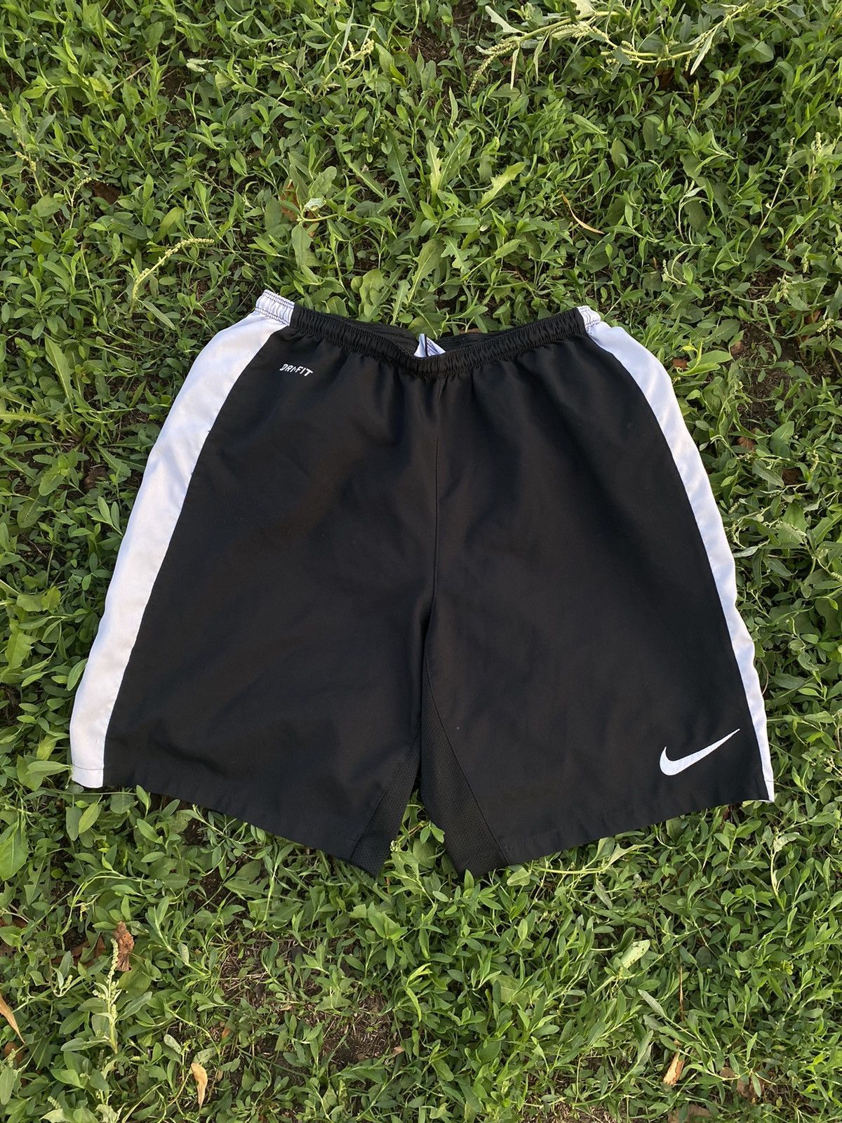 Nike Vintage Nike shorts streetwear swoosh casual y2k size L Size US 34 / EU 50 - 1 Thumbnail