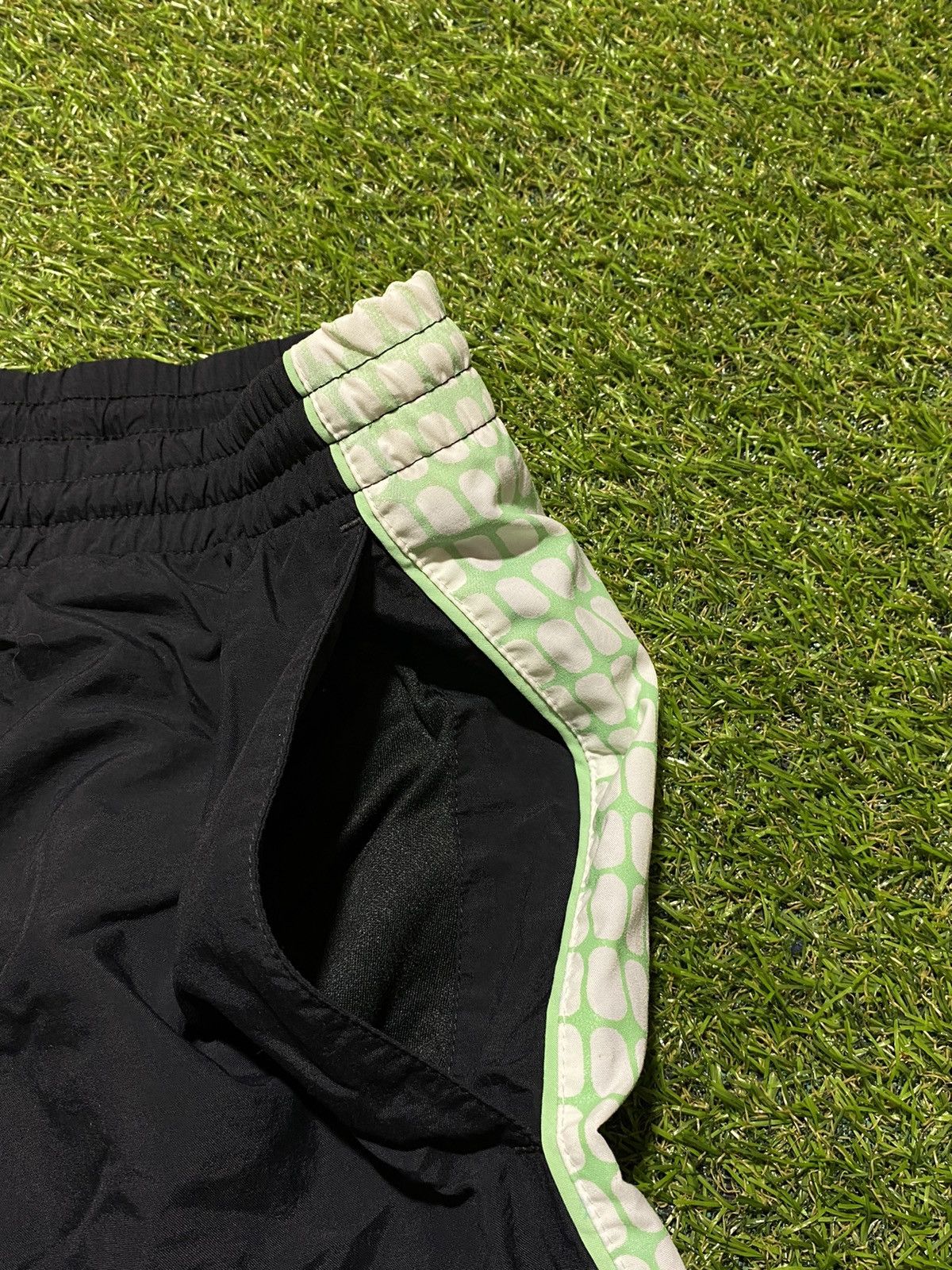 Nike Vintage Nike shorts streetwear swoosh casual y2k size M Size US 32 / EU 48 - 2 Thumbnail