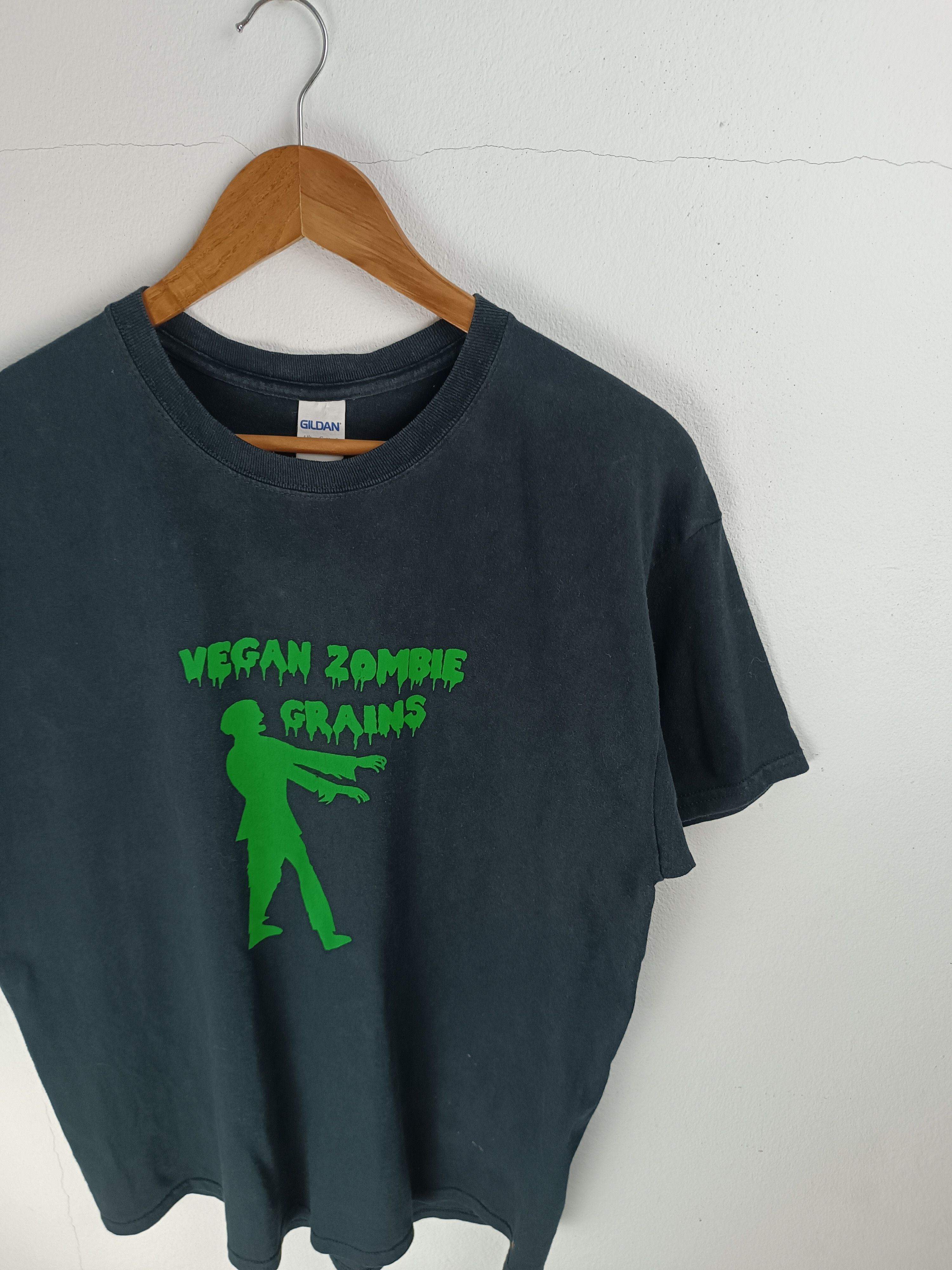 Vintage VINTAGE VEGAN ZOMBIE !! GRAINS GRAINS!! HUMOR FUNNY TEE Size US L / EU 52-54 / 3 - 7 Thumbnail