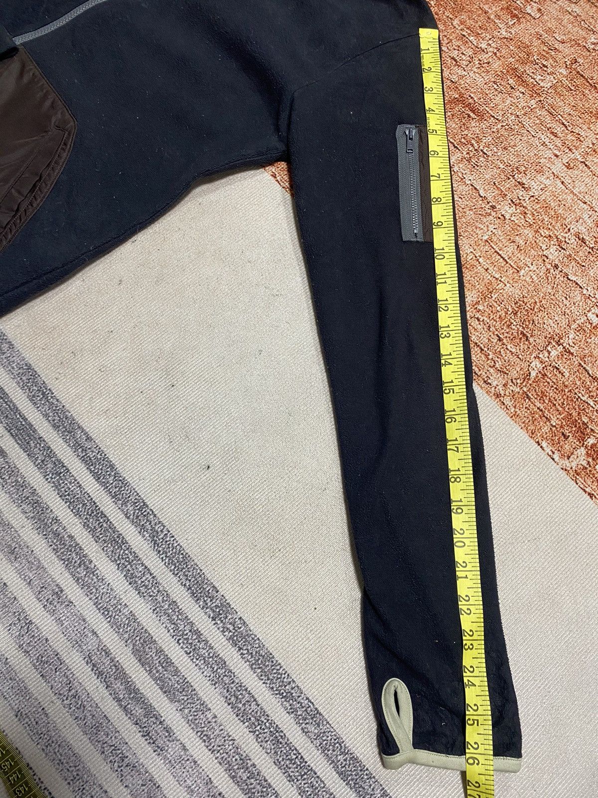 Jun Takahashi × Undercover × Uniqlo (I) UNIQLO UNDERCOVER LITE SWEATER FLEECE Size US L / EU 52-54 / 3 - 9 Thumbnail
